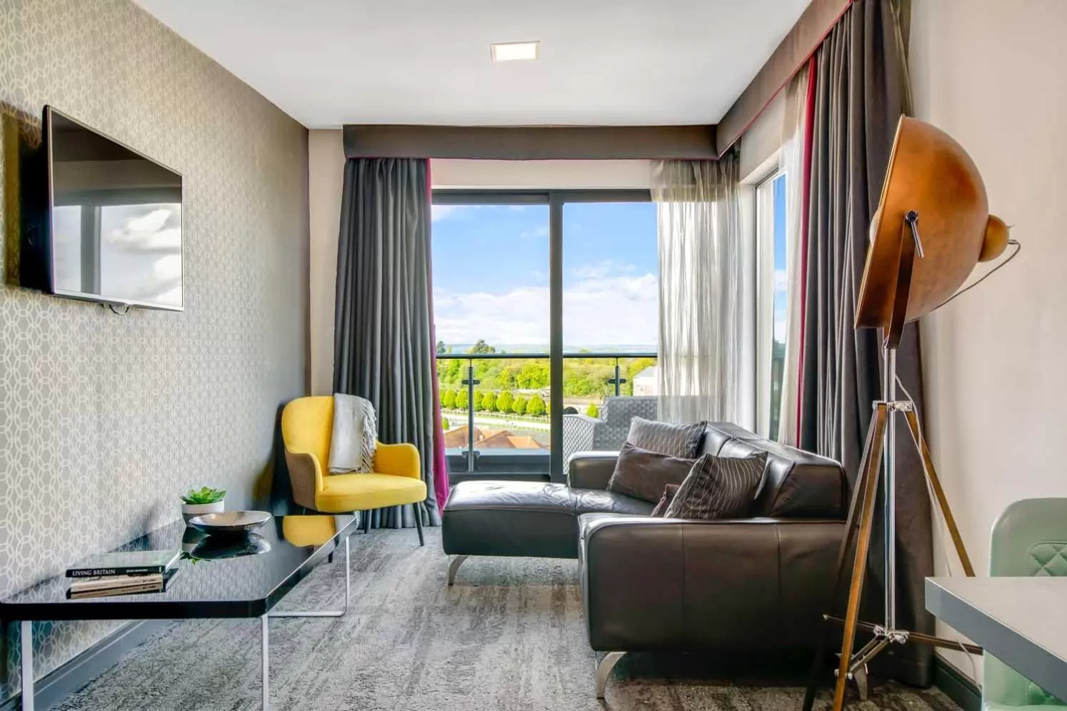 Living room in Roomzzz Chester City