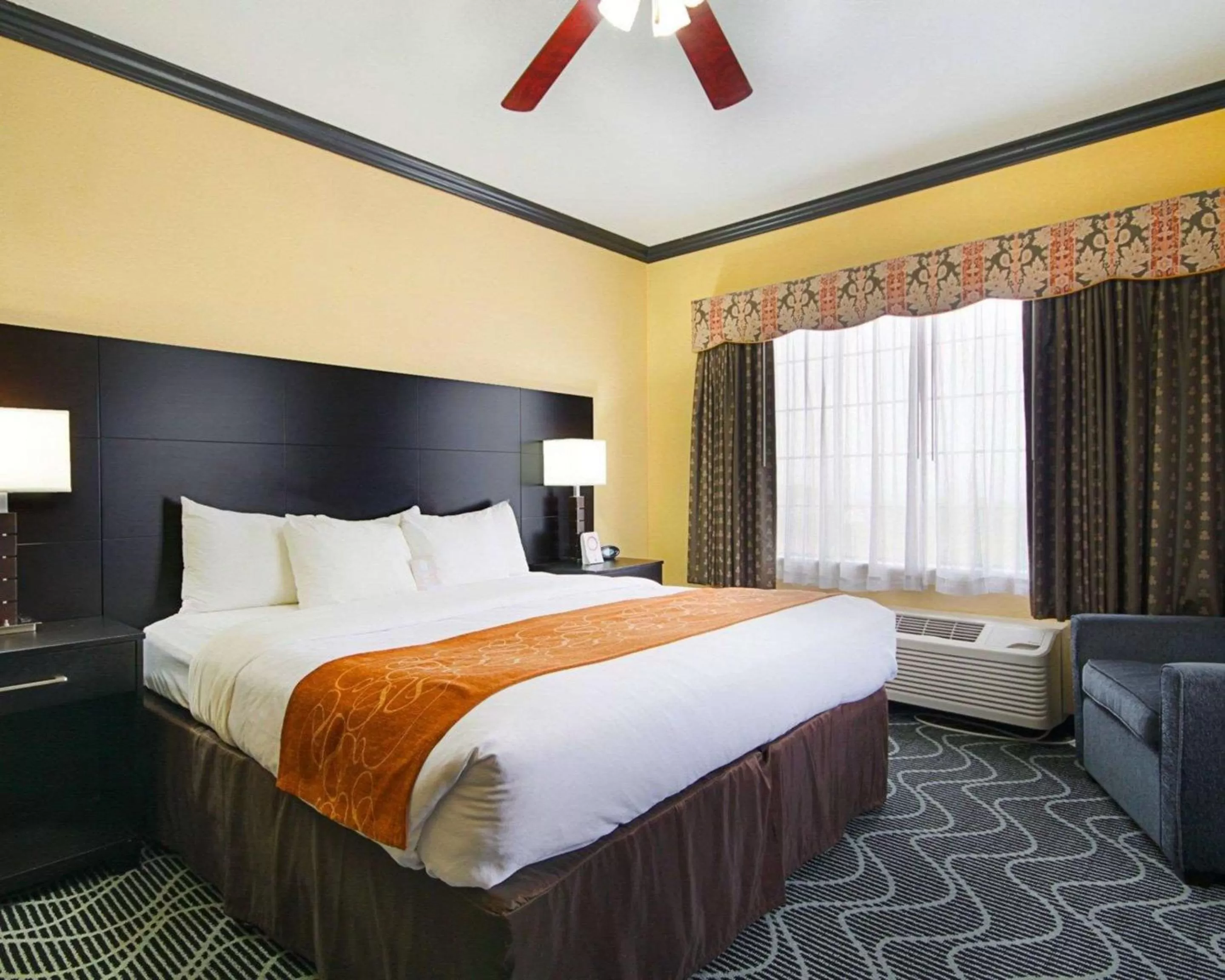 Photo of the whole room in Comfort Suites Lake Ray Hubbard