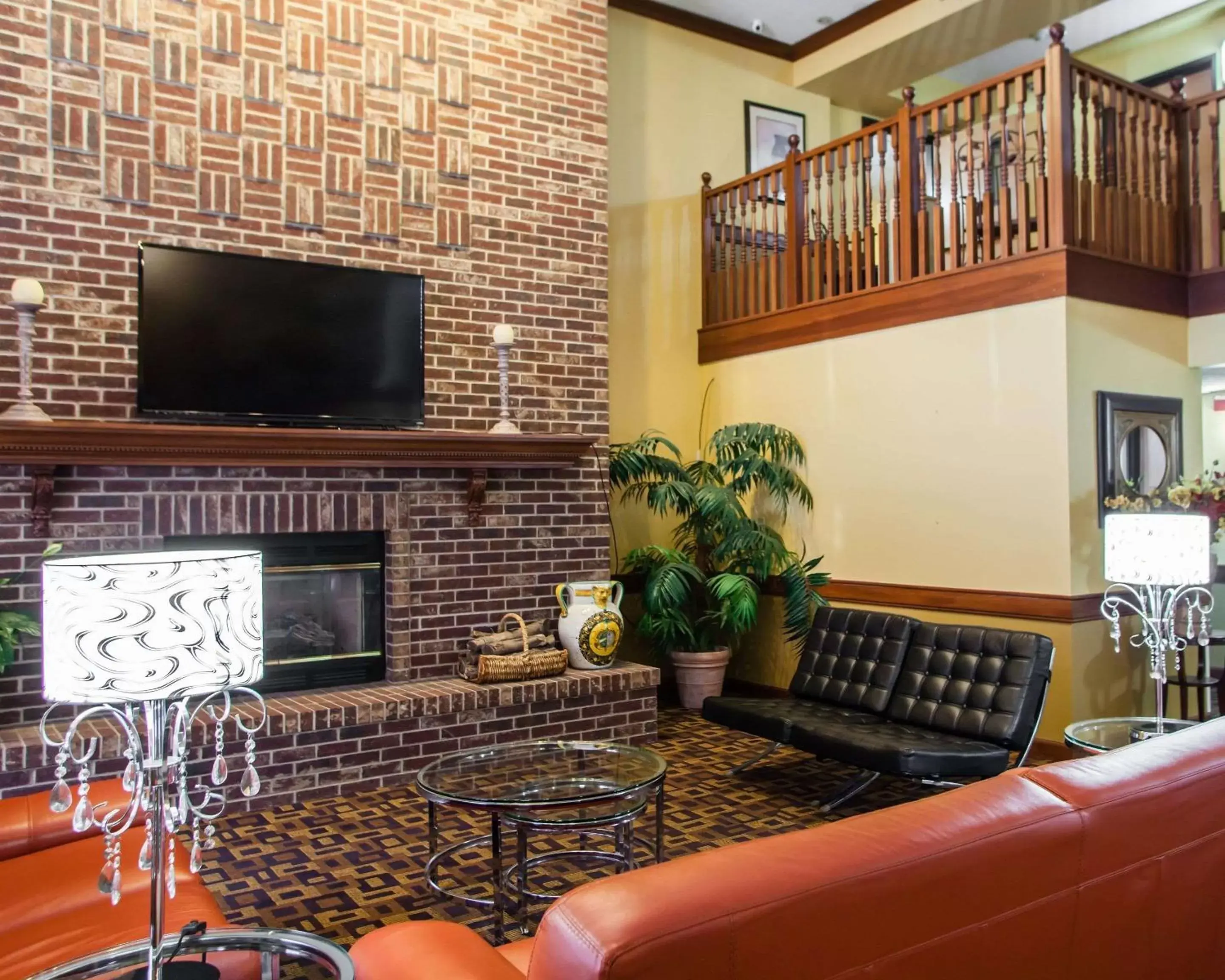 Lobby or reception, TV/Entertainment Center in Quality Inn Bolingbrook I-55