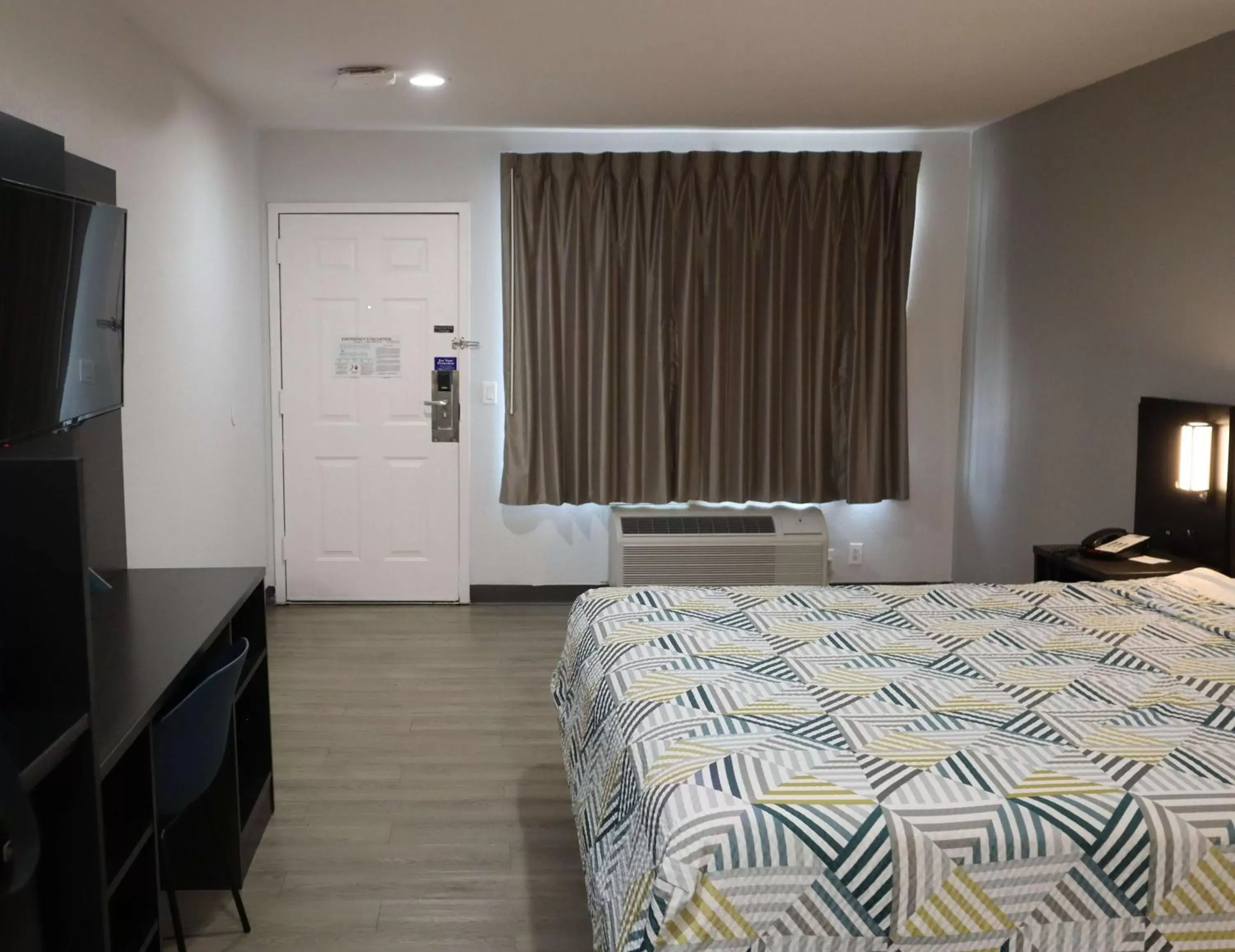 Bedroom, Bed in Motel 6-San Diego, CA - Southbay