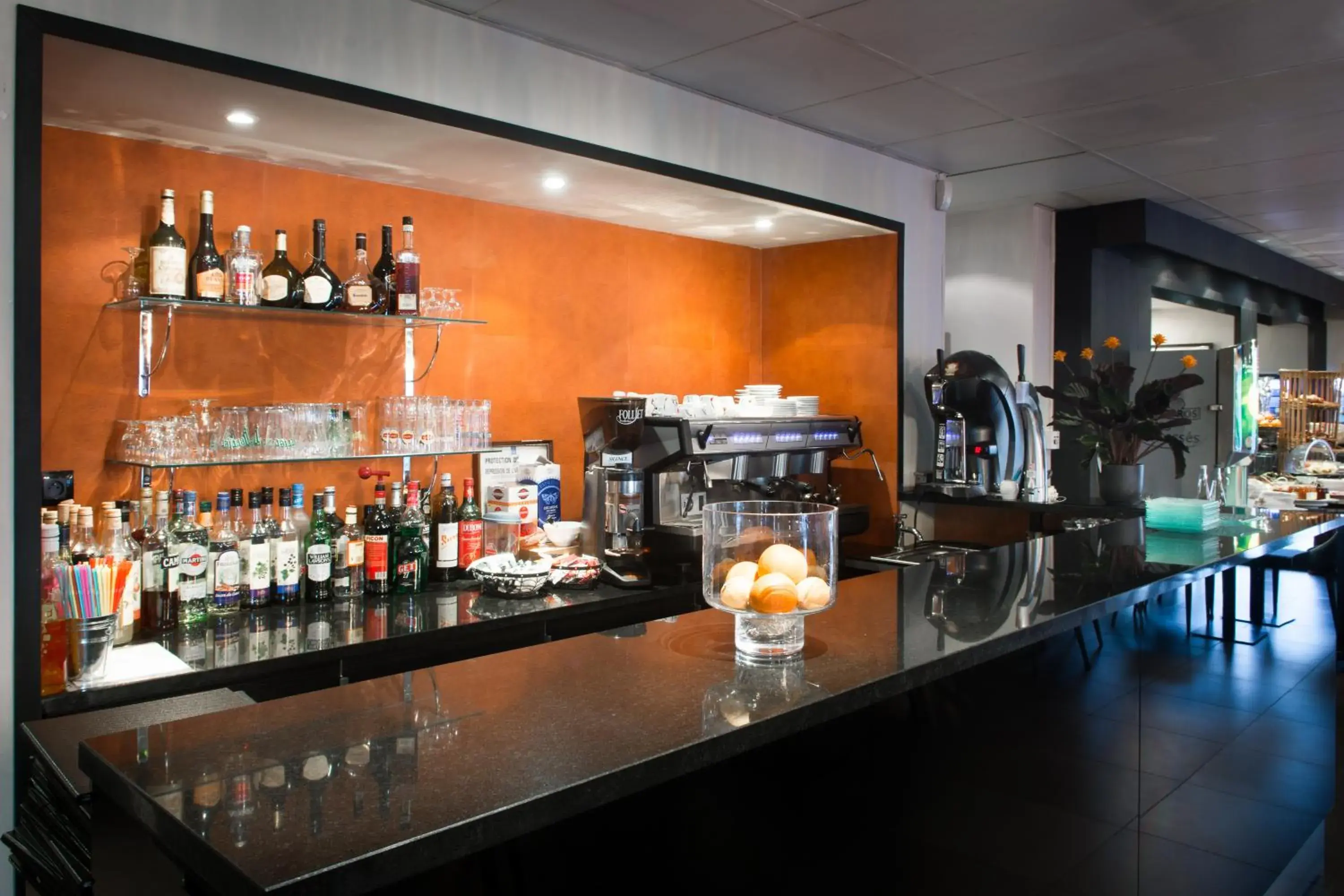 Lounge or bar in Hotel Acadie Eragny ( ex Comfort Hotel)