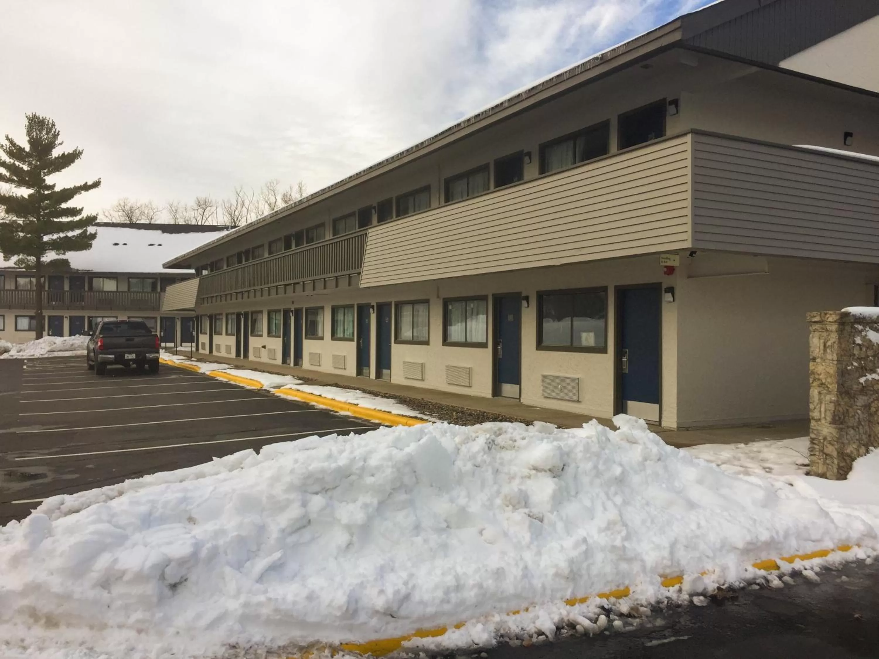 Property building in Motel 6-Burnsville, MN