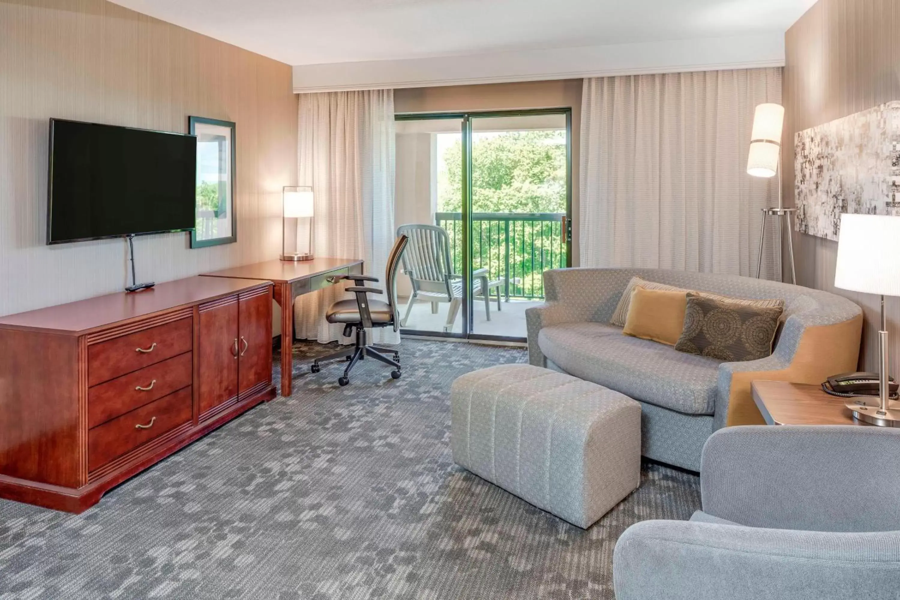 Photo of the whole room, Seating Area in Courtyard by Marriot Cranbury South Brunswick