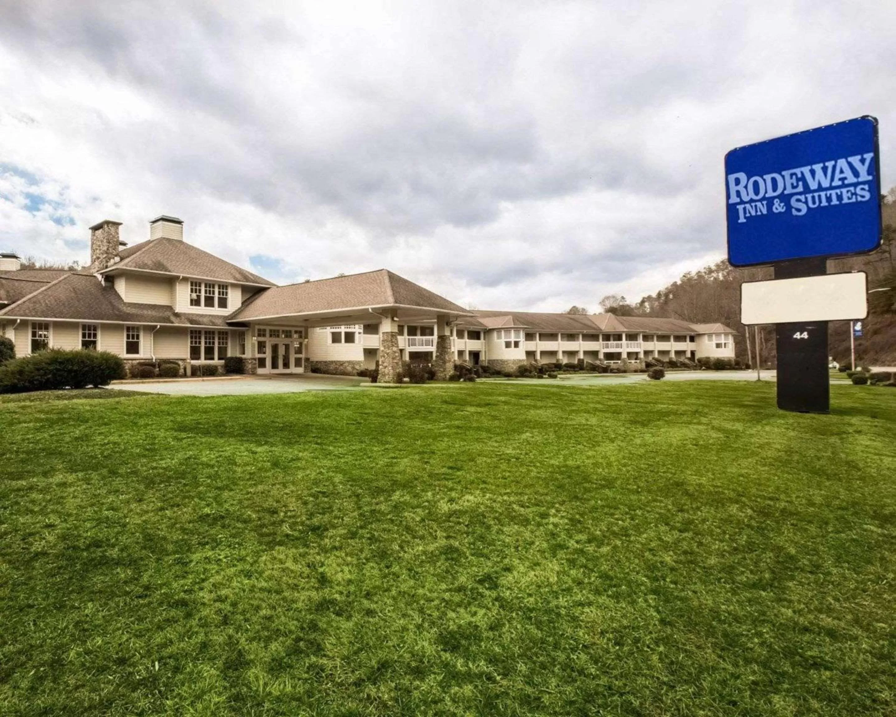 Property building in Rodeway Inn & Suites Cherokee On the River