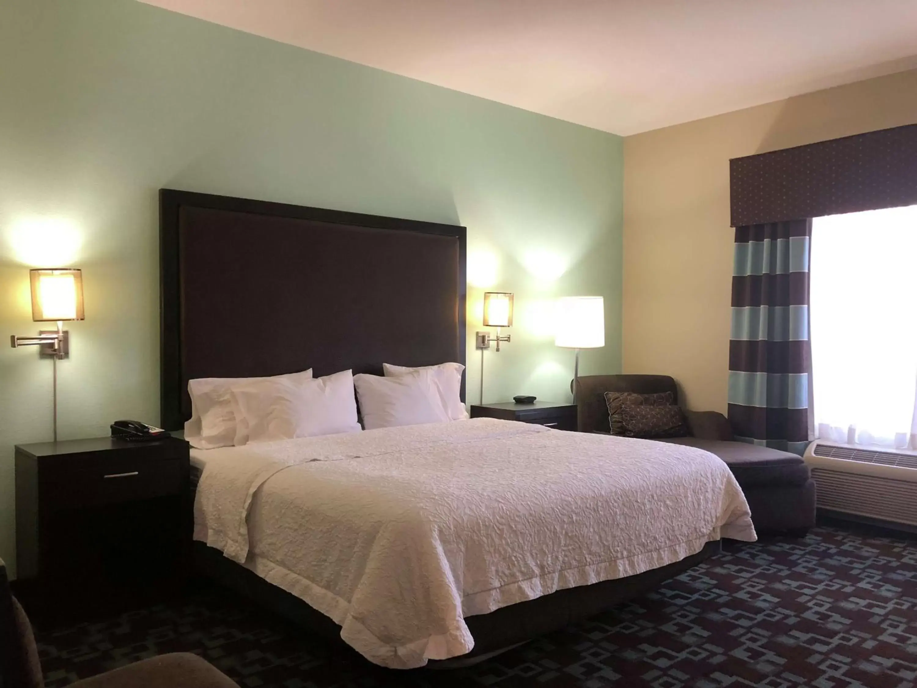Bed in Hampton Inn & Suites Nashville at Opryland