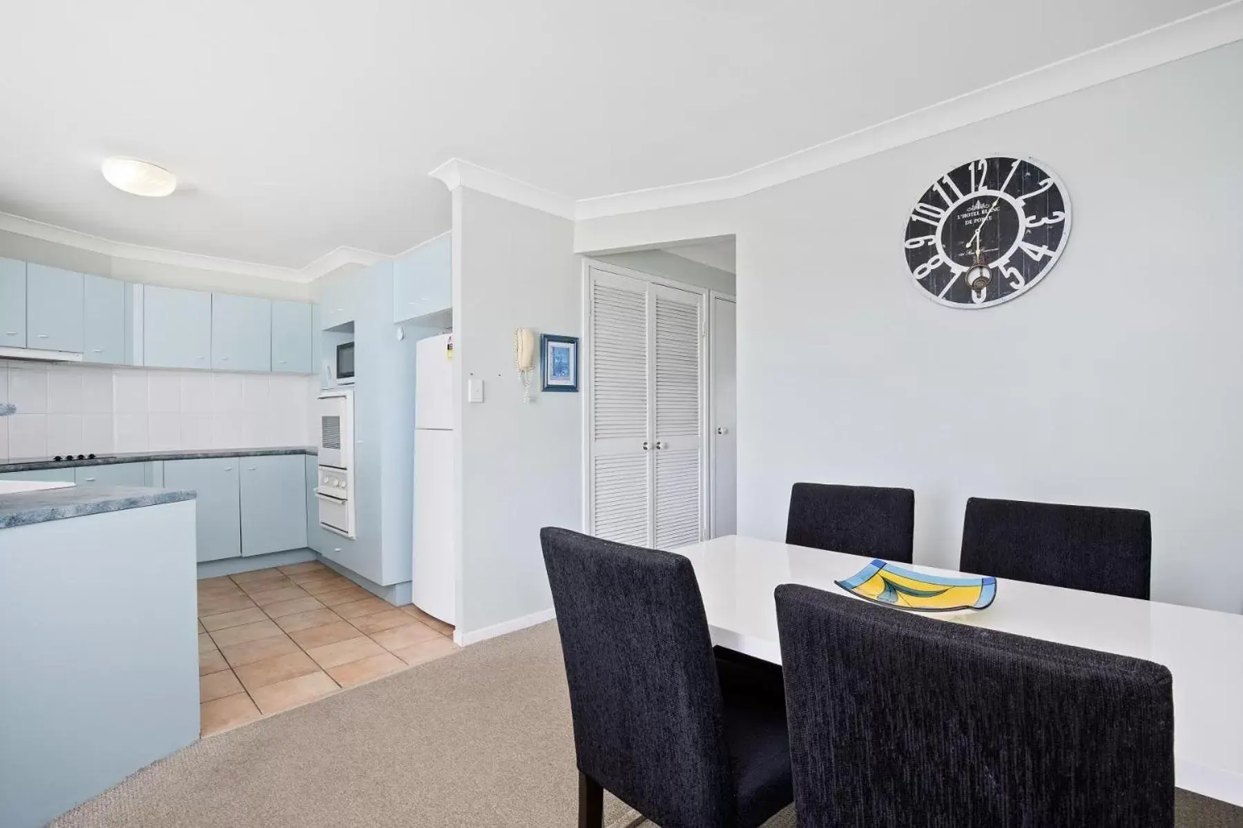 Kitchen or kitchenette, Dining Area in Kirra Palms Holiday Apartments