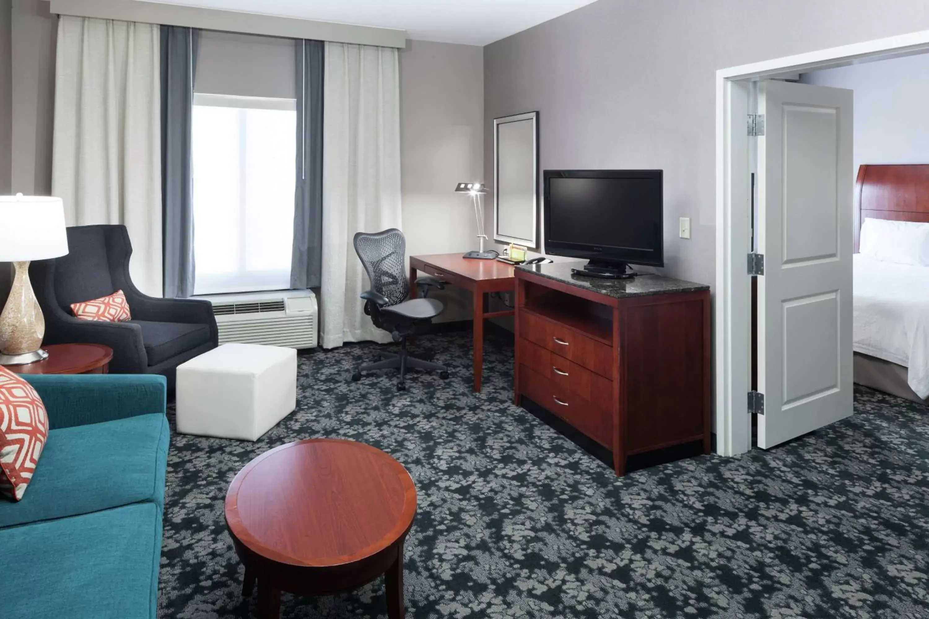 Bedroom, TV/Entertainment Center in Hilton Garden Inn Lake Forest Mettawa