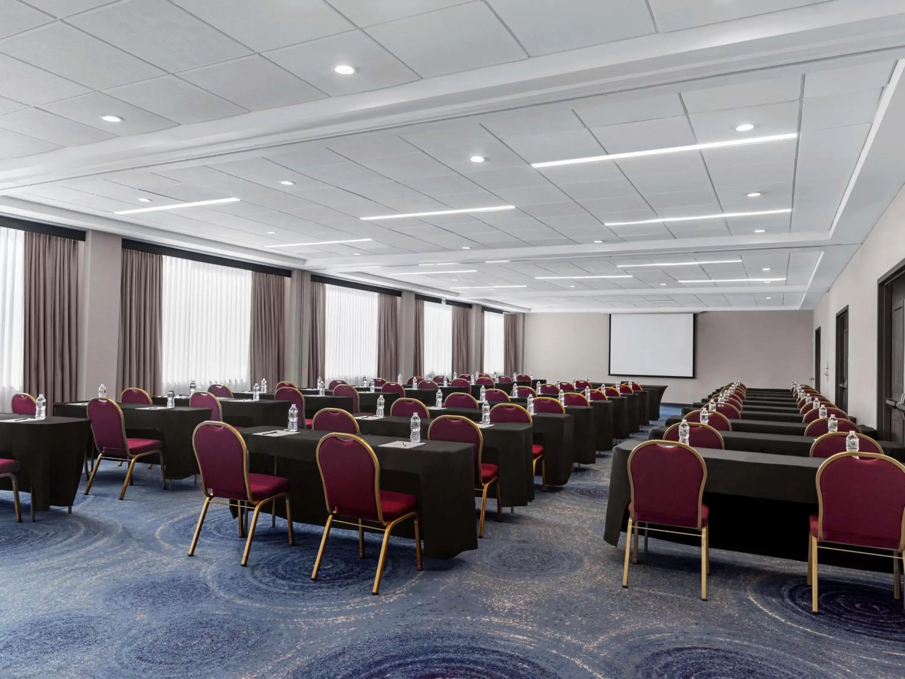 Meeting/conference room in DoubleTree by Hilton Fort Lee/George Washington Bridge