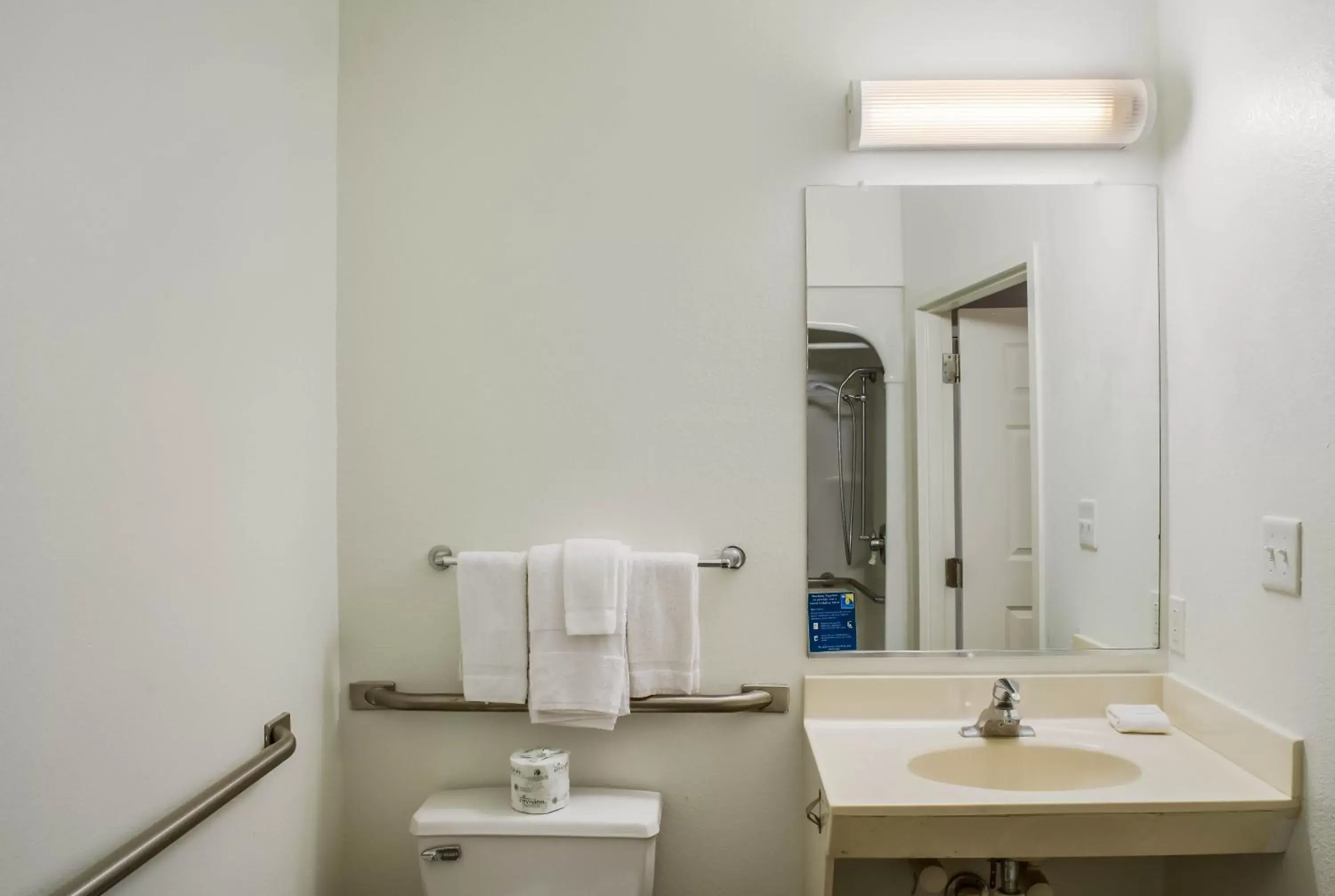 Property building, Bathroom in Motel 6 Fishers, In - Indianapolis