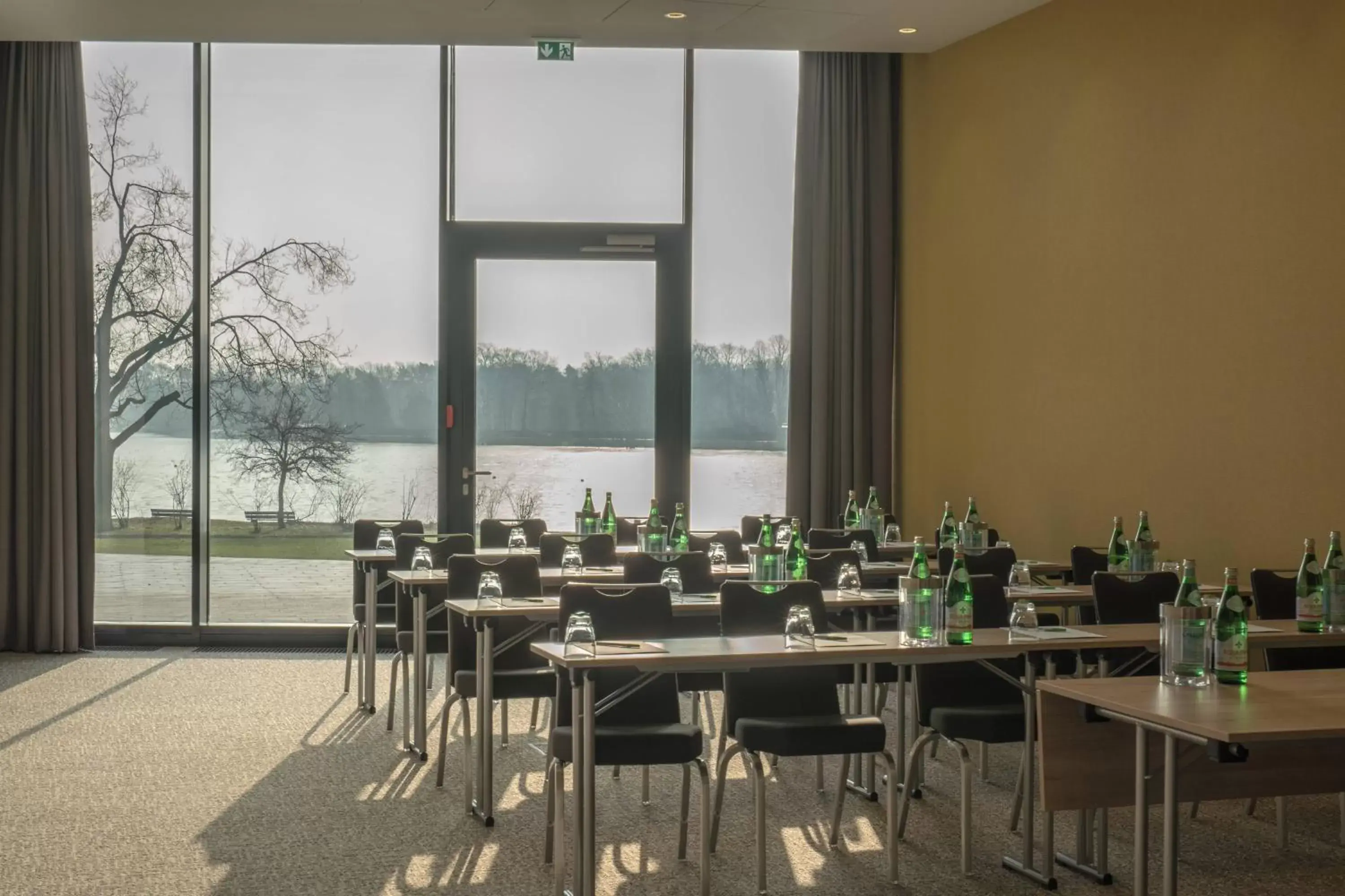 Meeting/conference room, Restaurant/Places to Eat in Courtyard by Marriott Wolfsburg