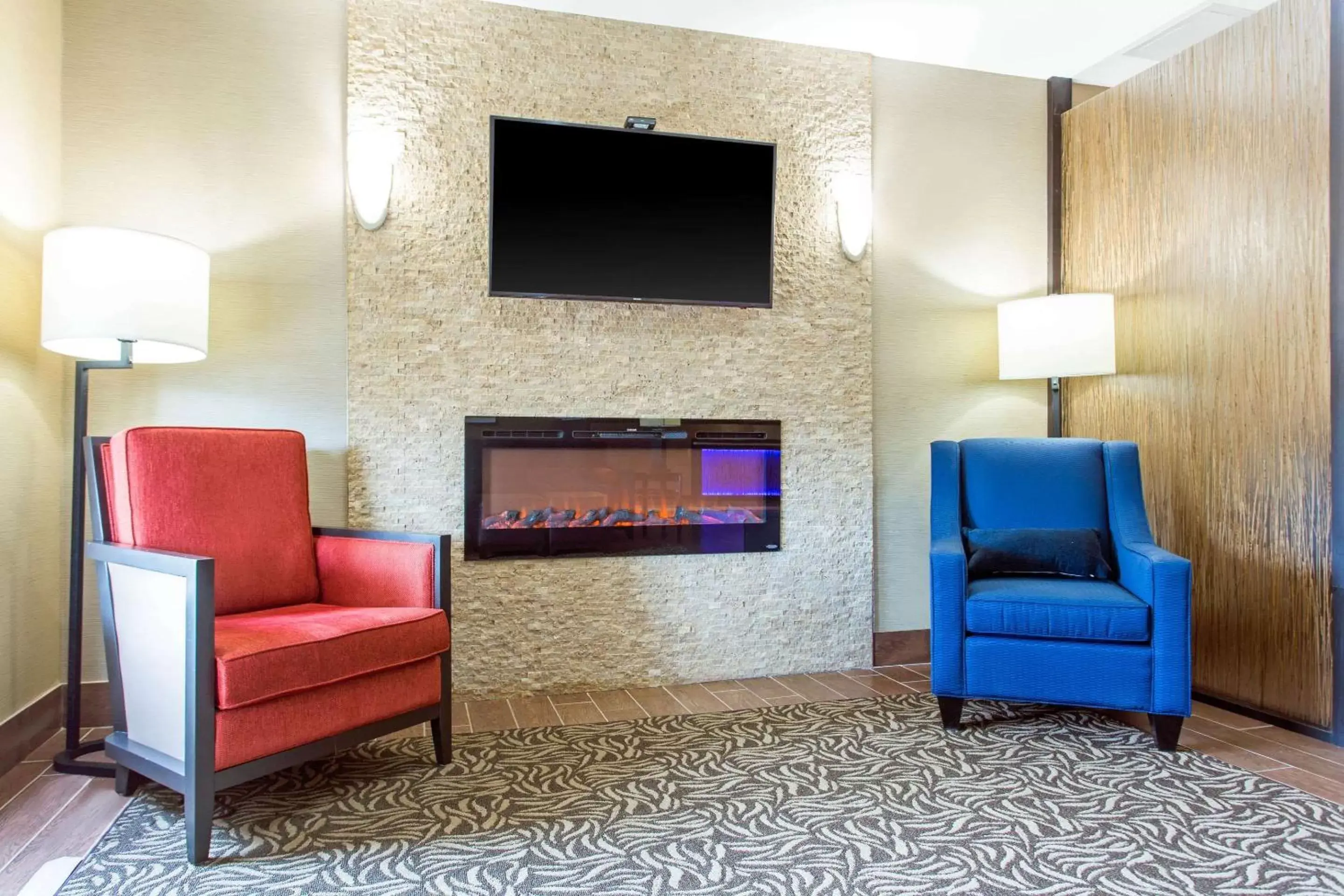 Lobby or reception, TV/Entertainment Center in Comfort Suites Clinton near Presbyterian College