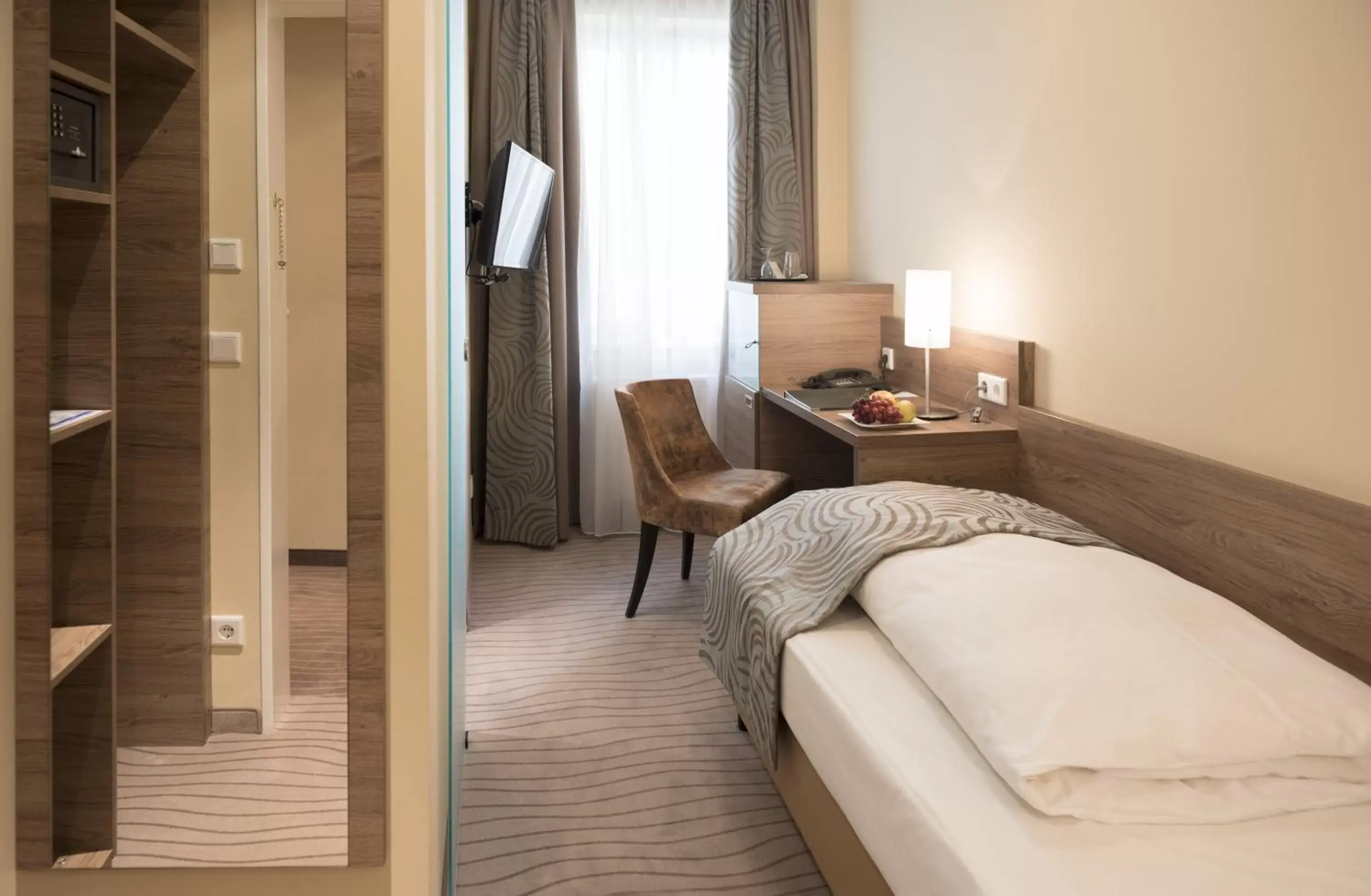 Single Room with Air Conditioning in Hotel Schlicker Single Room with Air Conditioning in Hotel Schlicker