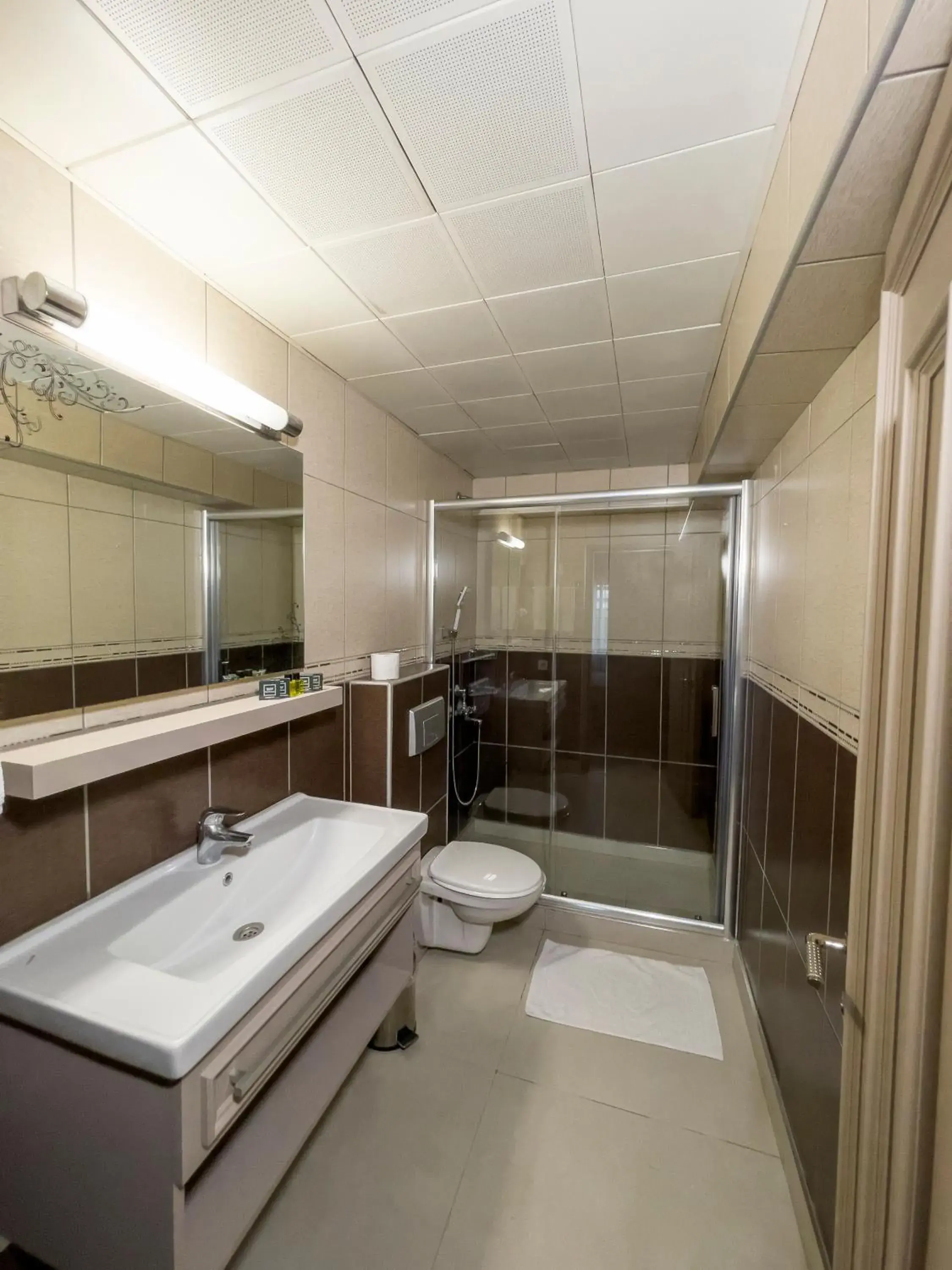 Toilet, Bathroom in Martinenz Hotel