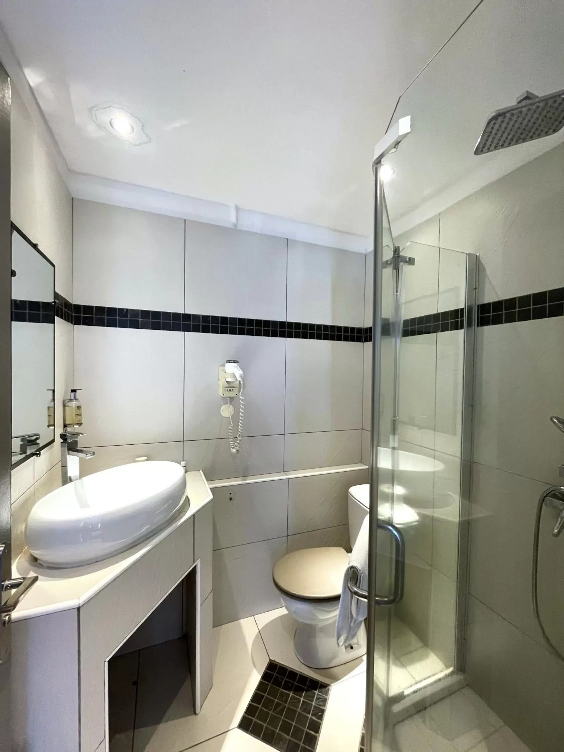 Shower, Bathroom in Hôtel Select - Réunion