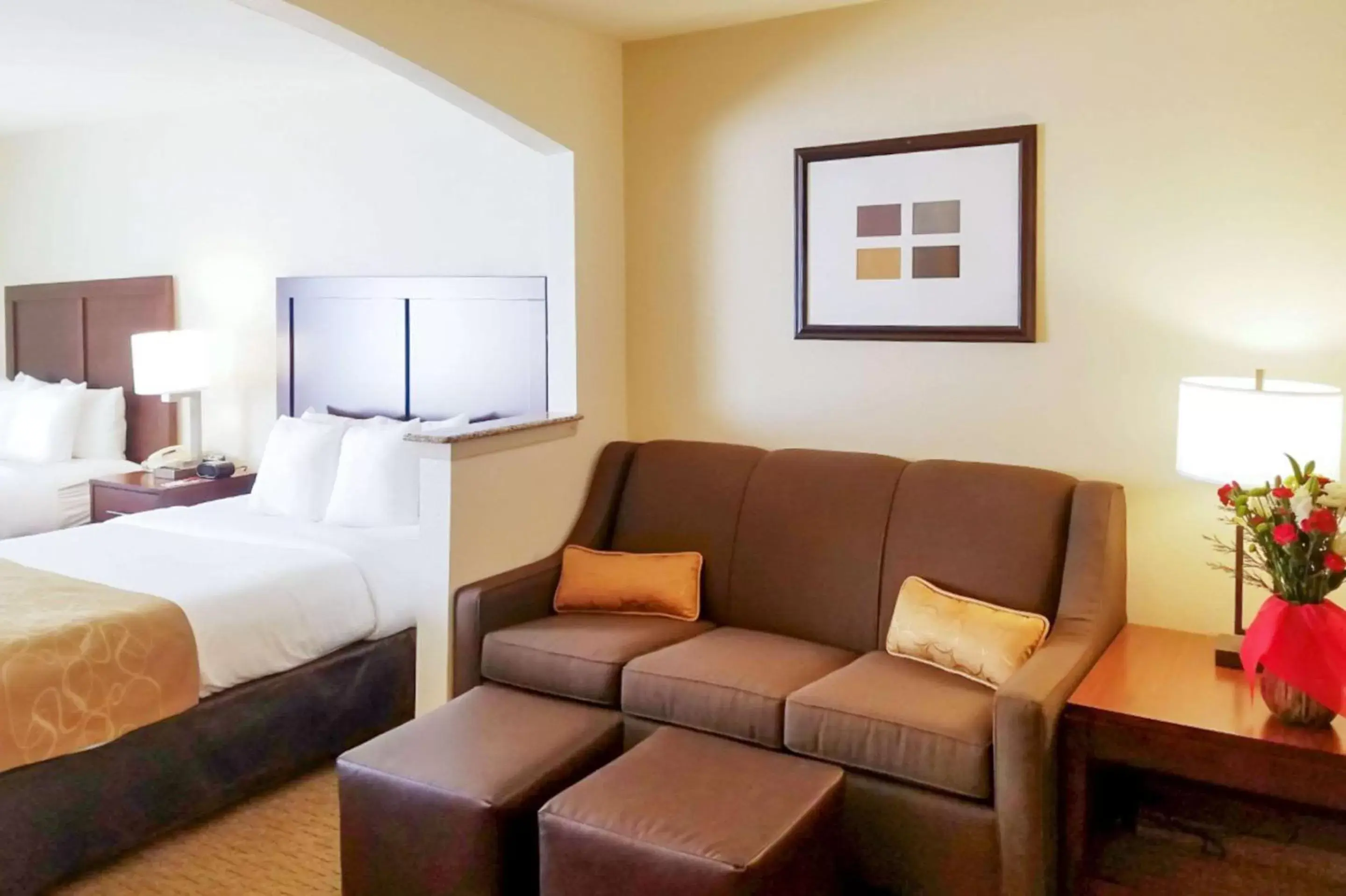 Bedroom, Seating Area in Comfort Suites Las Colinas Center