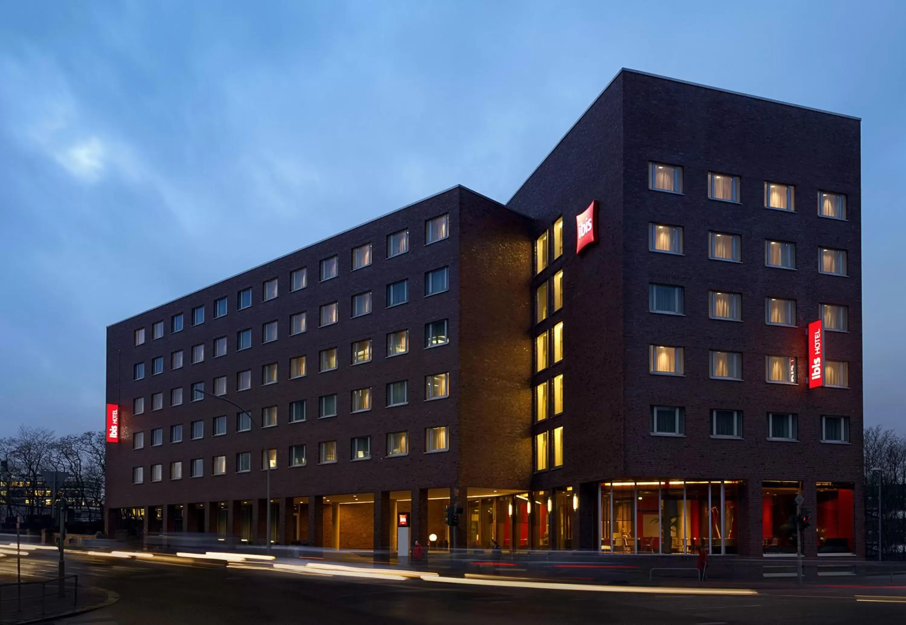 Facade/entrance, Property Building in ibis Hamburg Alsterring