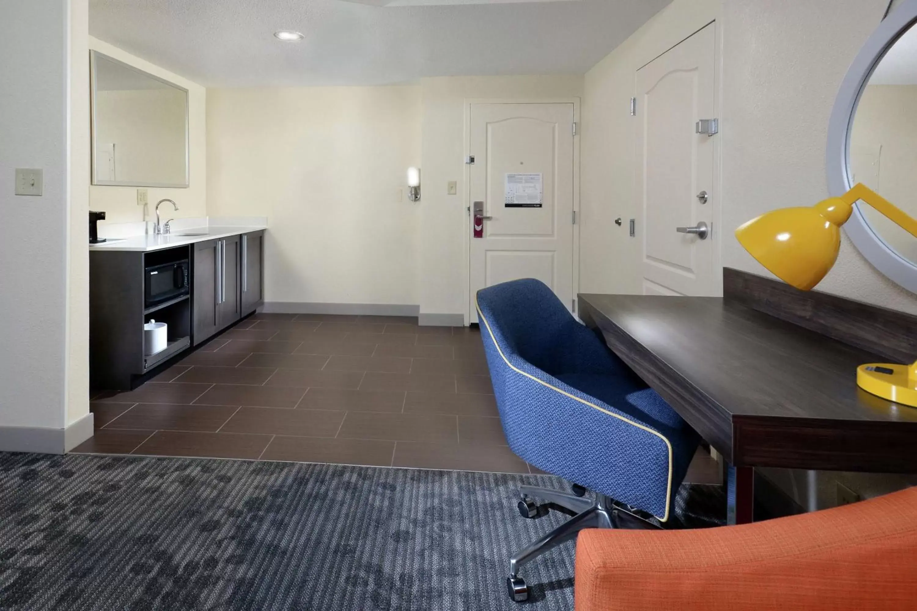 Bed, Kitchen/Kitchenette in Hampton Inn & Suites Greenville/Spartanburg I-85