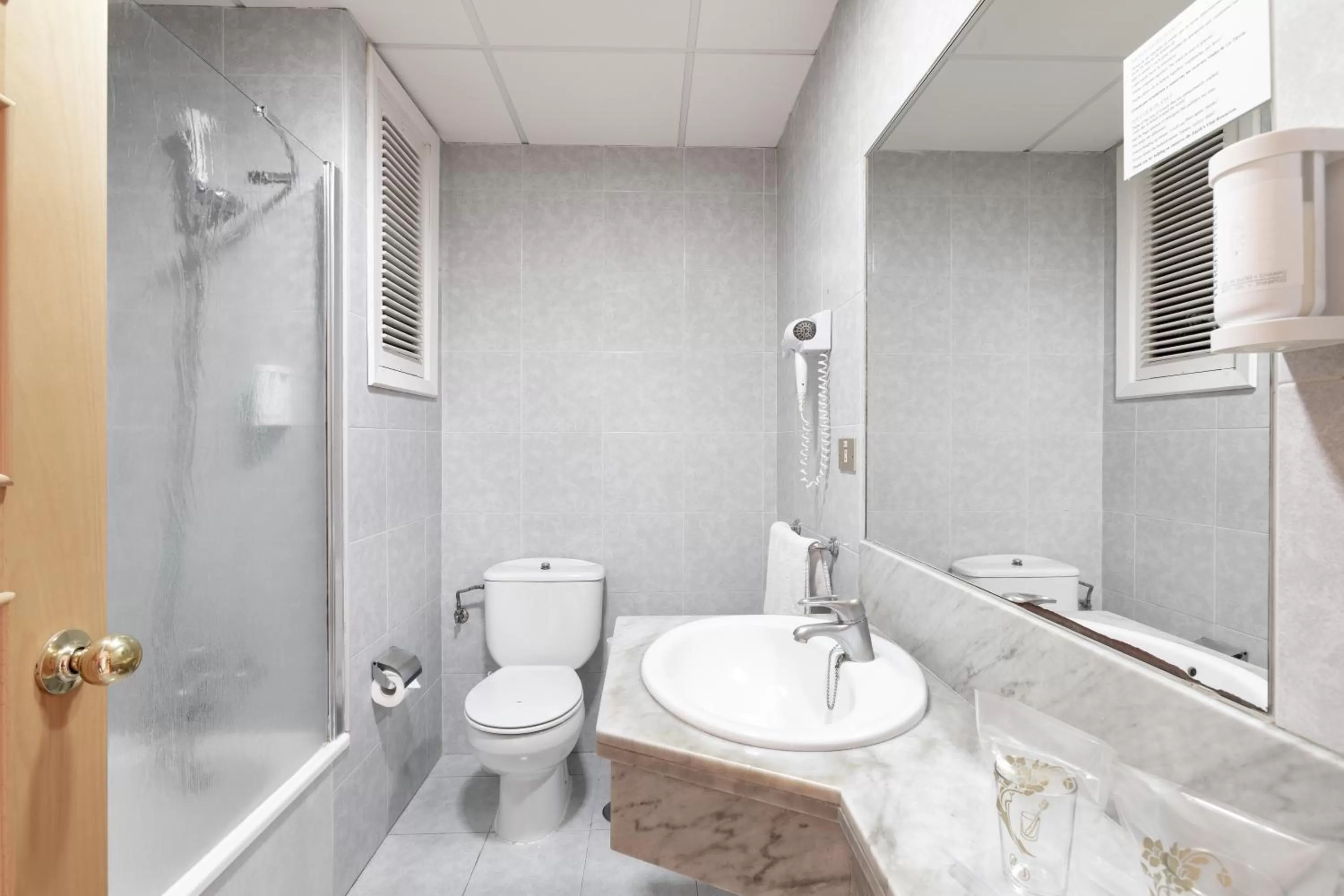 Toilet in HC Hotel Magec