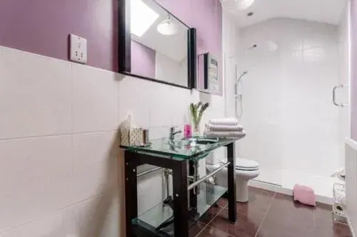 Shower, Kitchen/Kitchenette in Brookhall Cottages