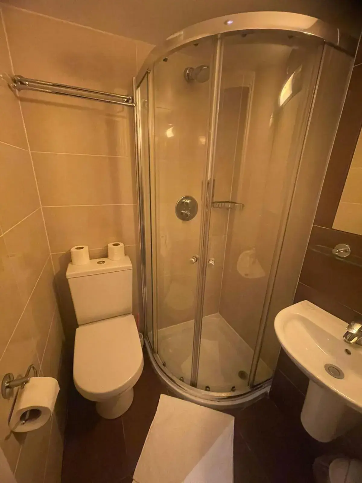Shower, Bathroom in Coronation Hotel