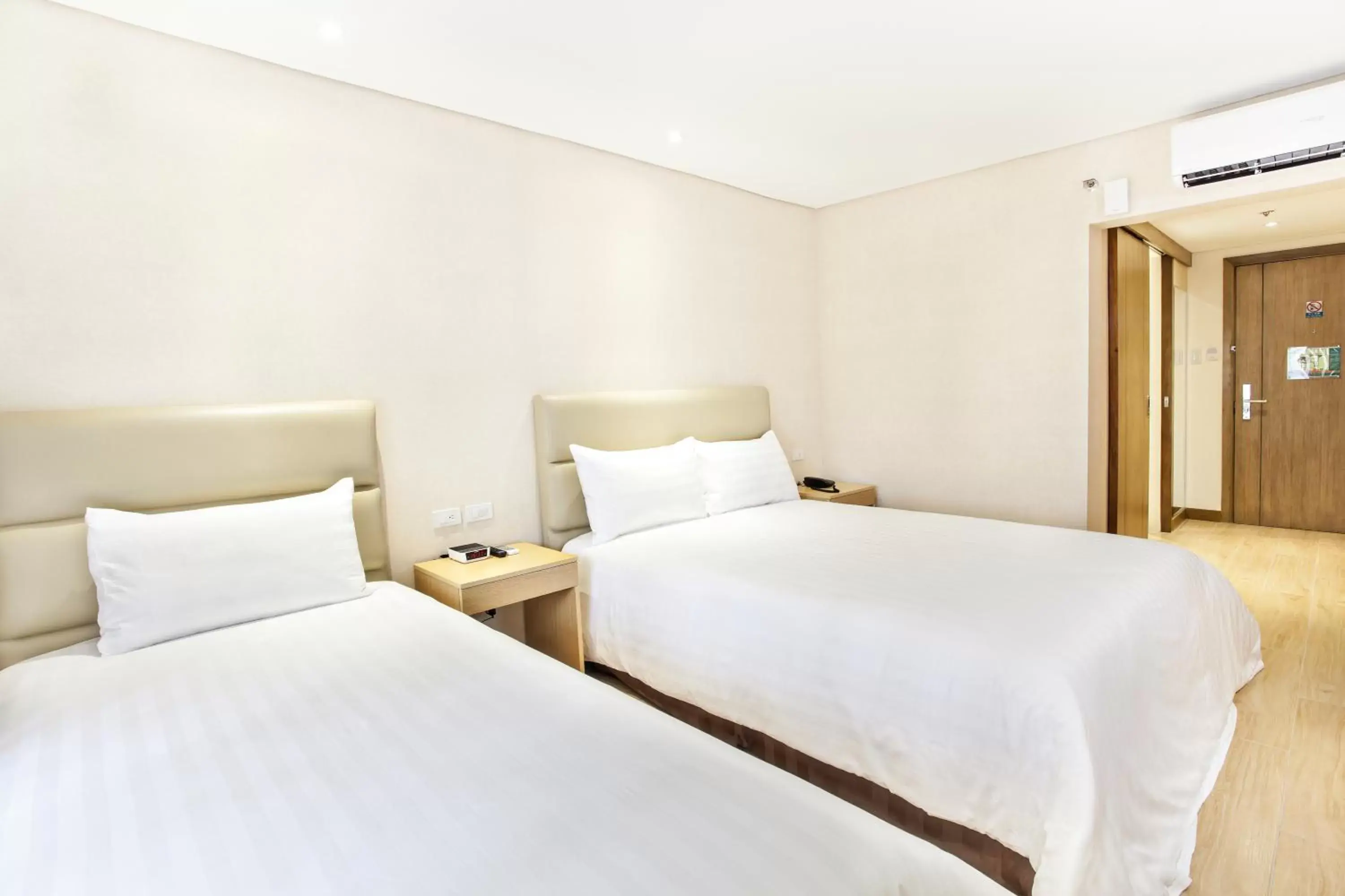 Bedroom, Bed in Jinjiang Inn - Ortigas