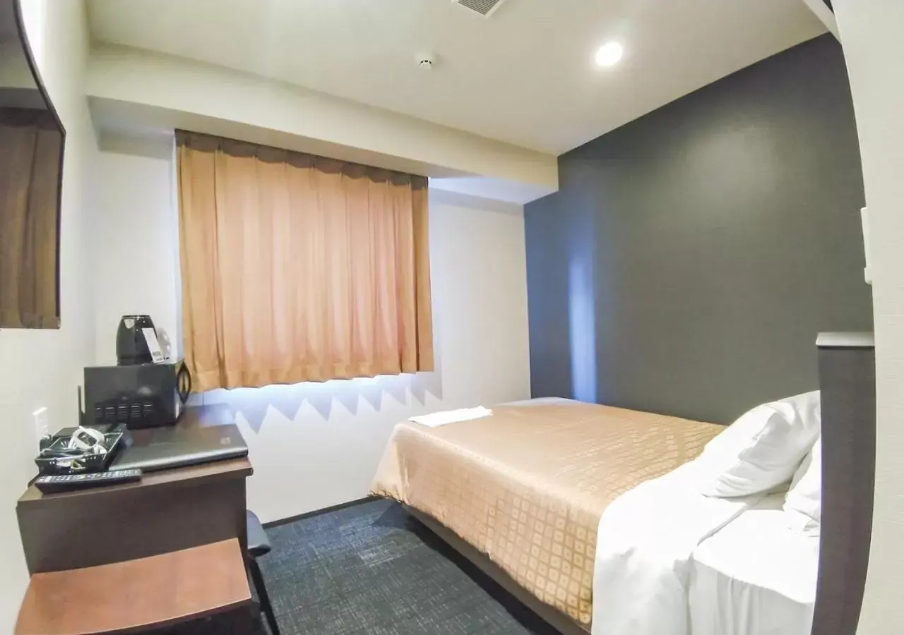 Bed in HOTEL LiVEMAX Kokura Ekimae