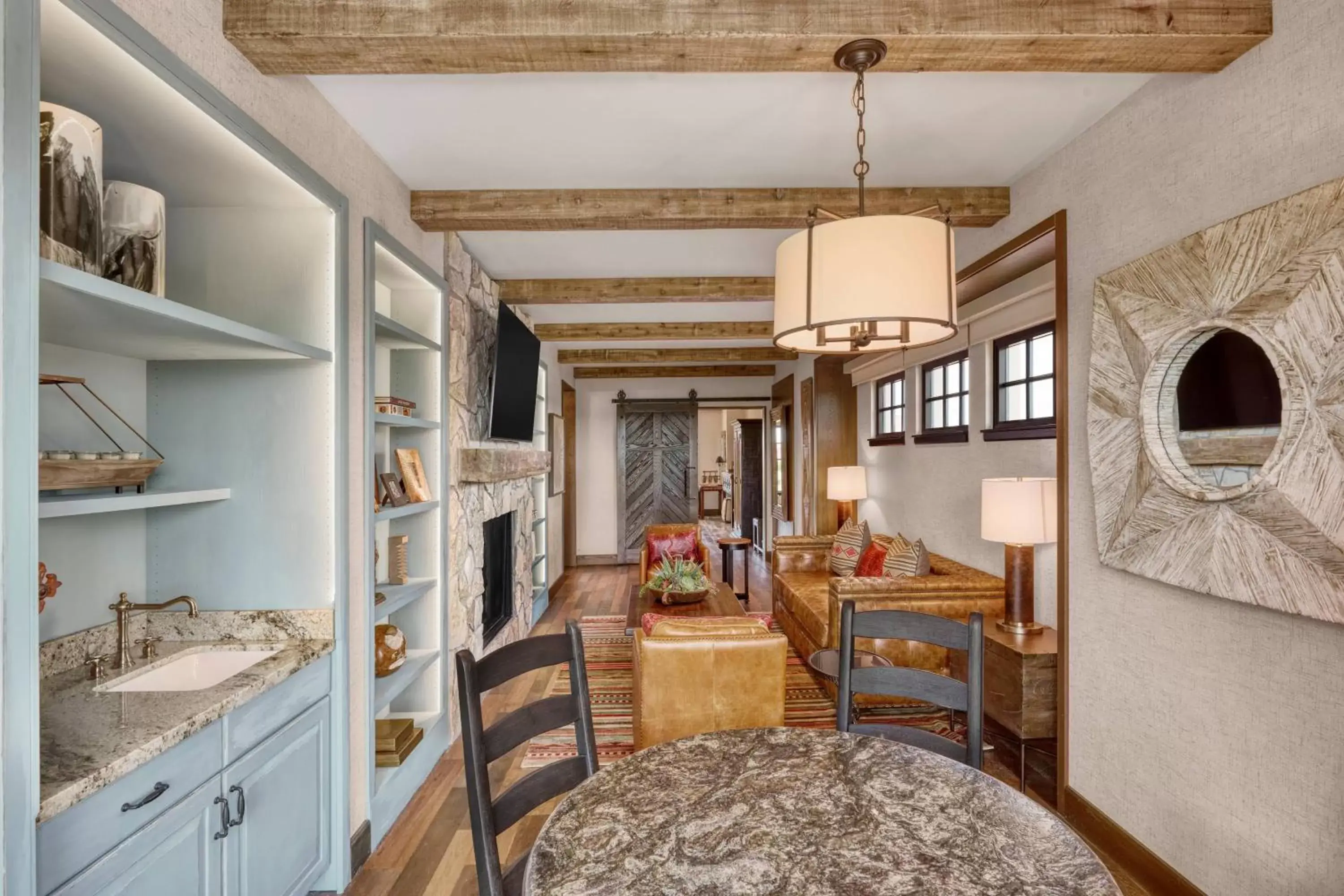 Photo of the whole room, Kitchen/Kitchenette in Hotel Drover, Autograph Collection