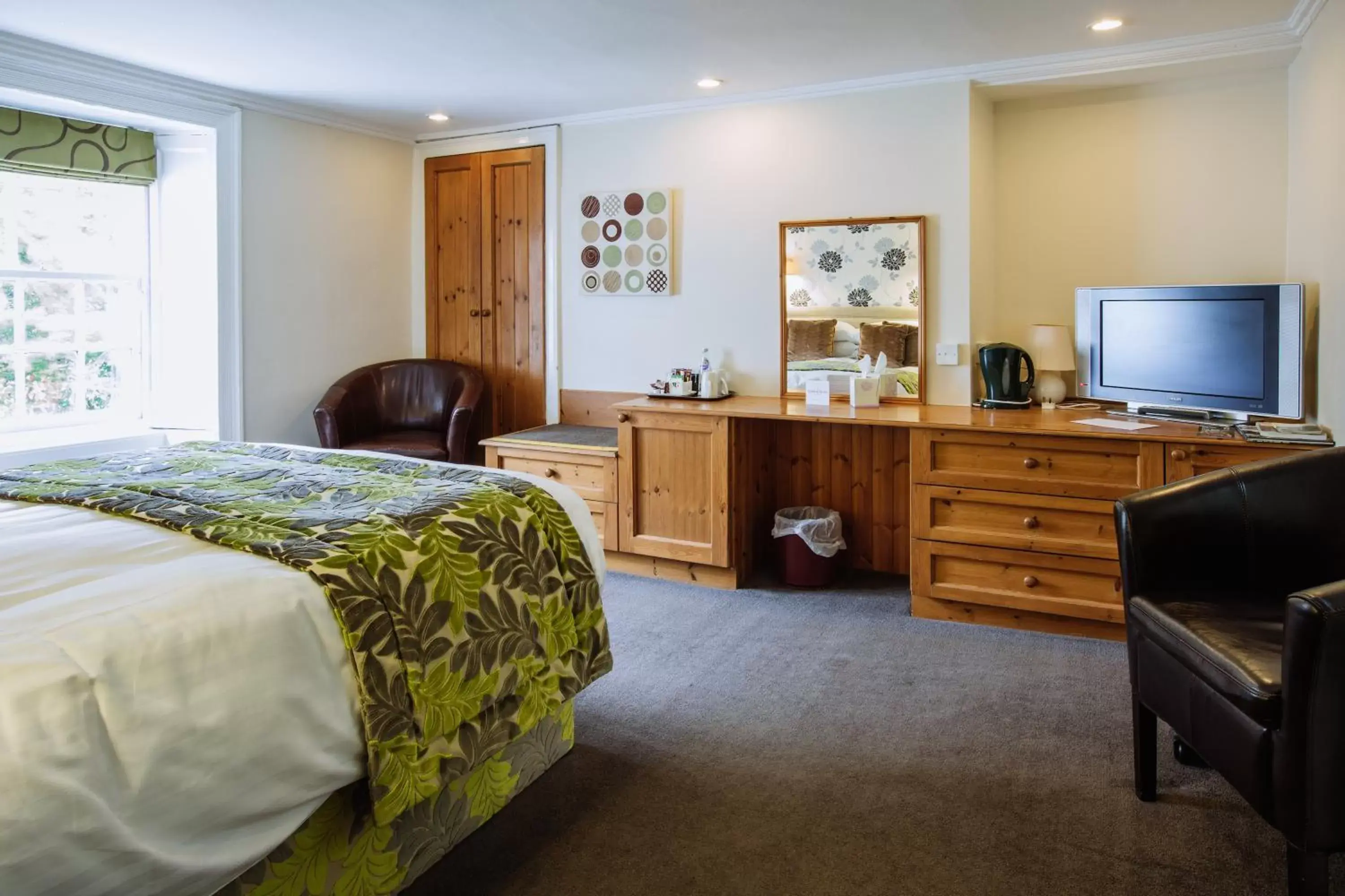 Photo of the whole room, TV/Entertainment Center in Selkirk Arms Hotel