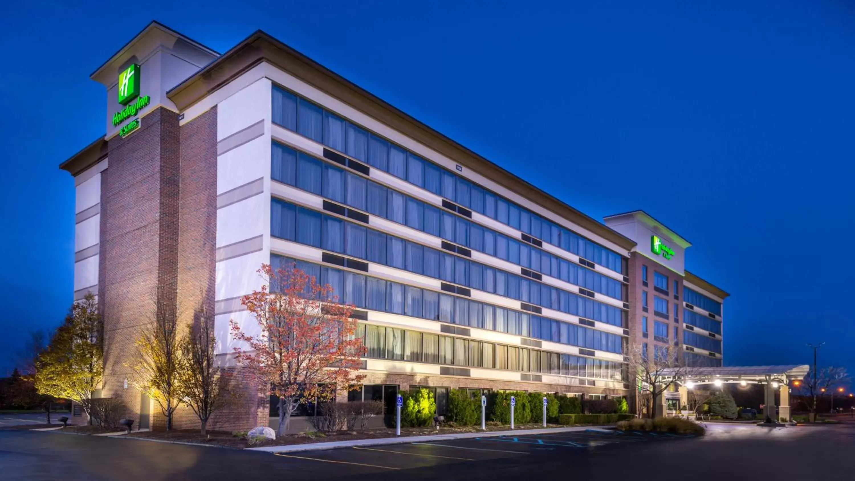 Property Building in Holiday Inn Hotel & Suites Warren, an IHG Hotel