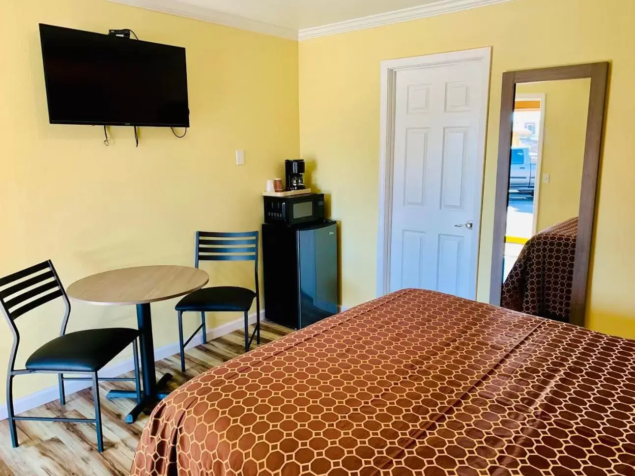 Photo of the whole room, TV/Entertainment Center in Central Coast Inn