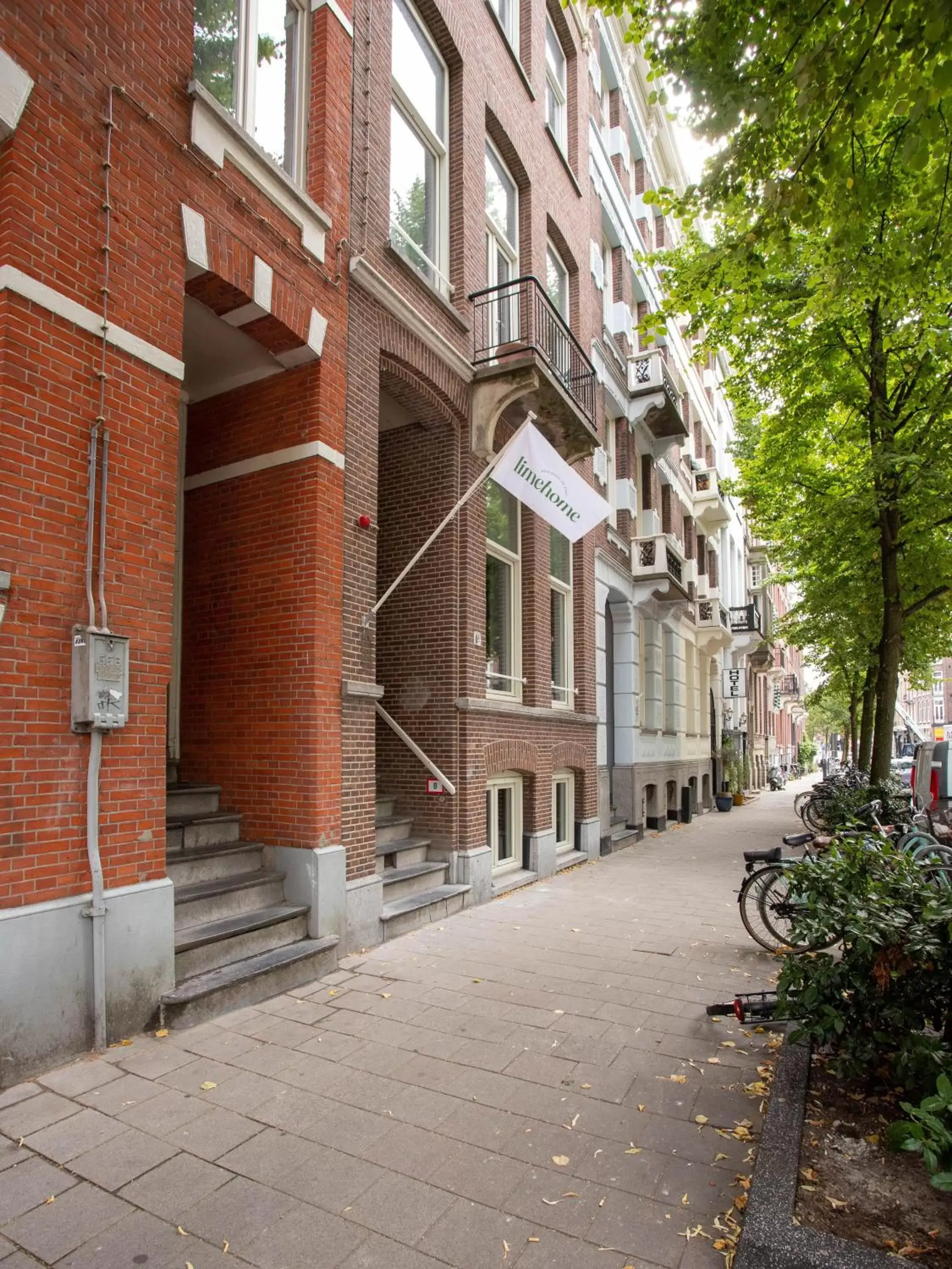 Facade/entrance in limehome Amsterdam Hemonystraat - Digital access