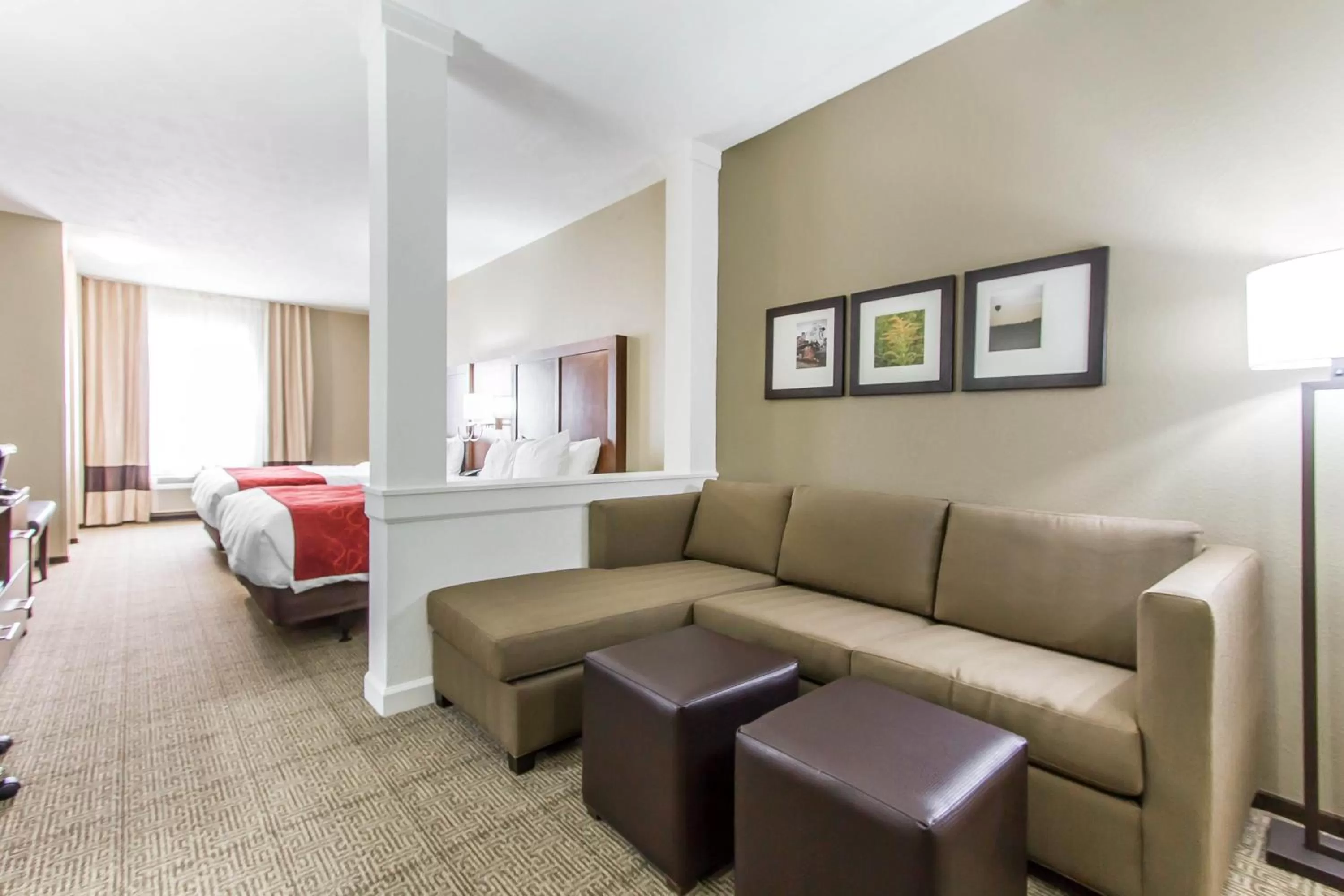 Photo of the whole room, Bed in Comfort Suites West Omaha