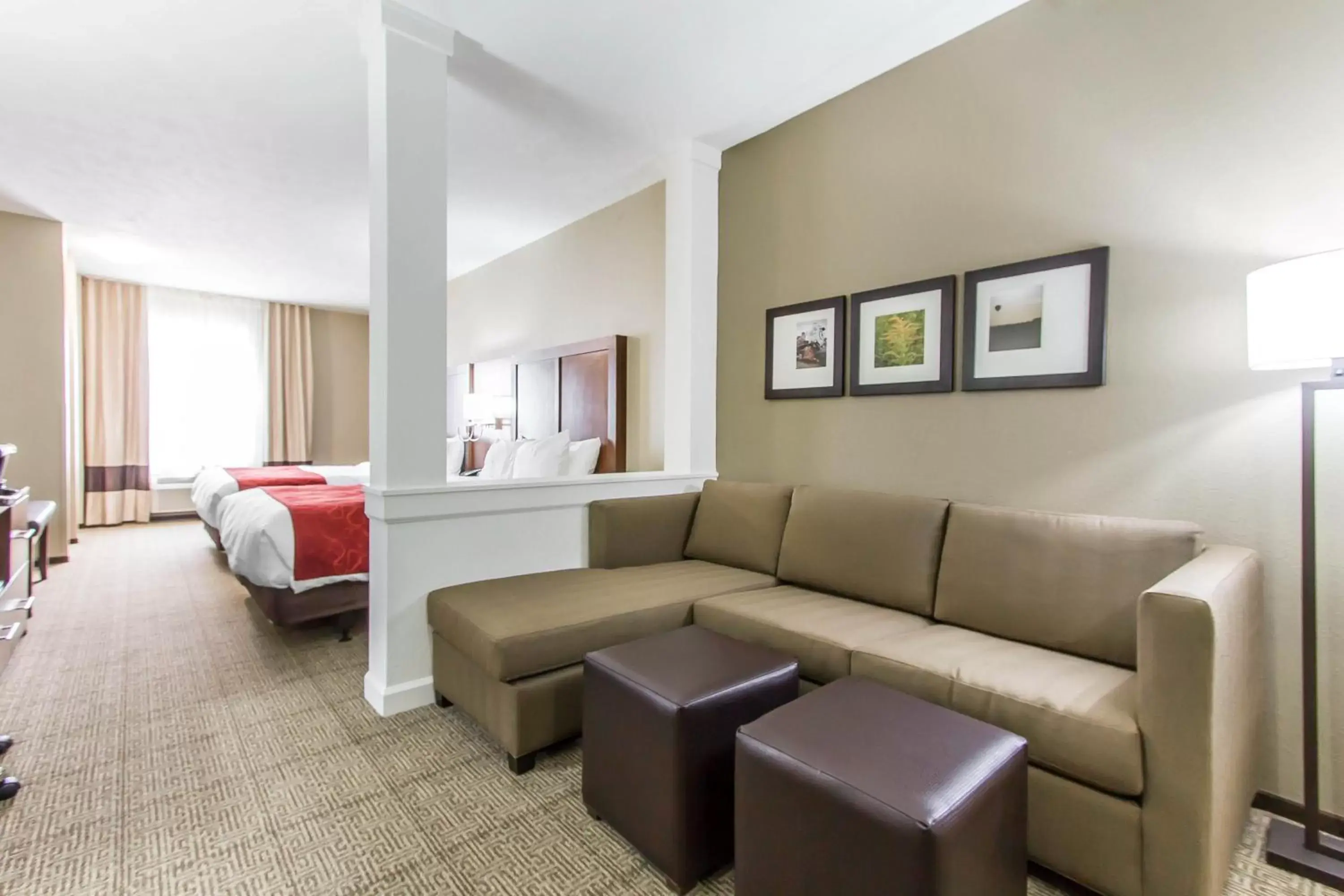 Photo of the whole room, Seating Area in Comfort Suites West Omaha