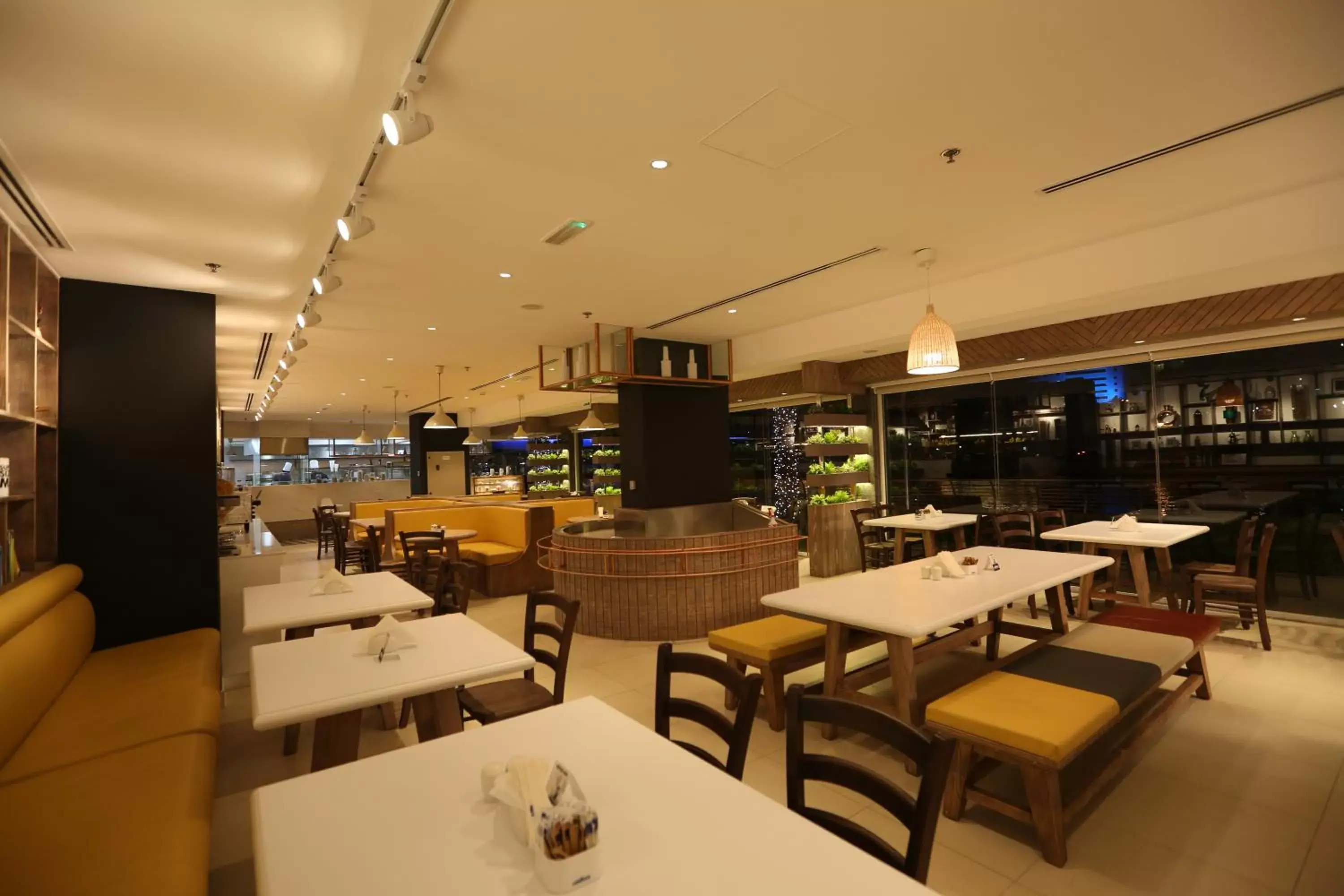 Restaurant/Places to Eat in Pearl Marina Hotel Apartments