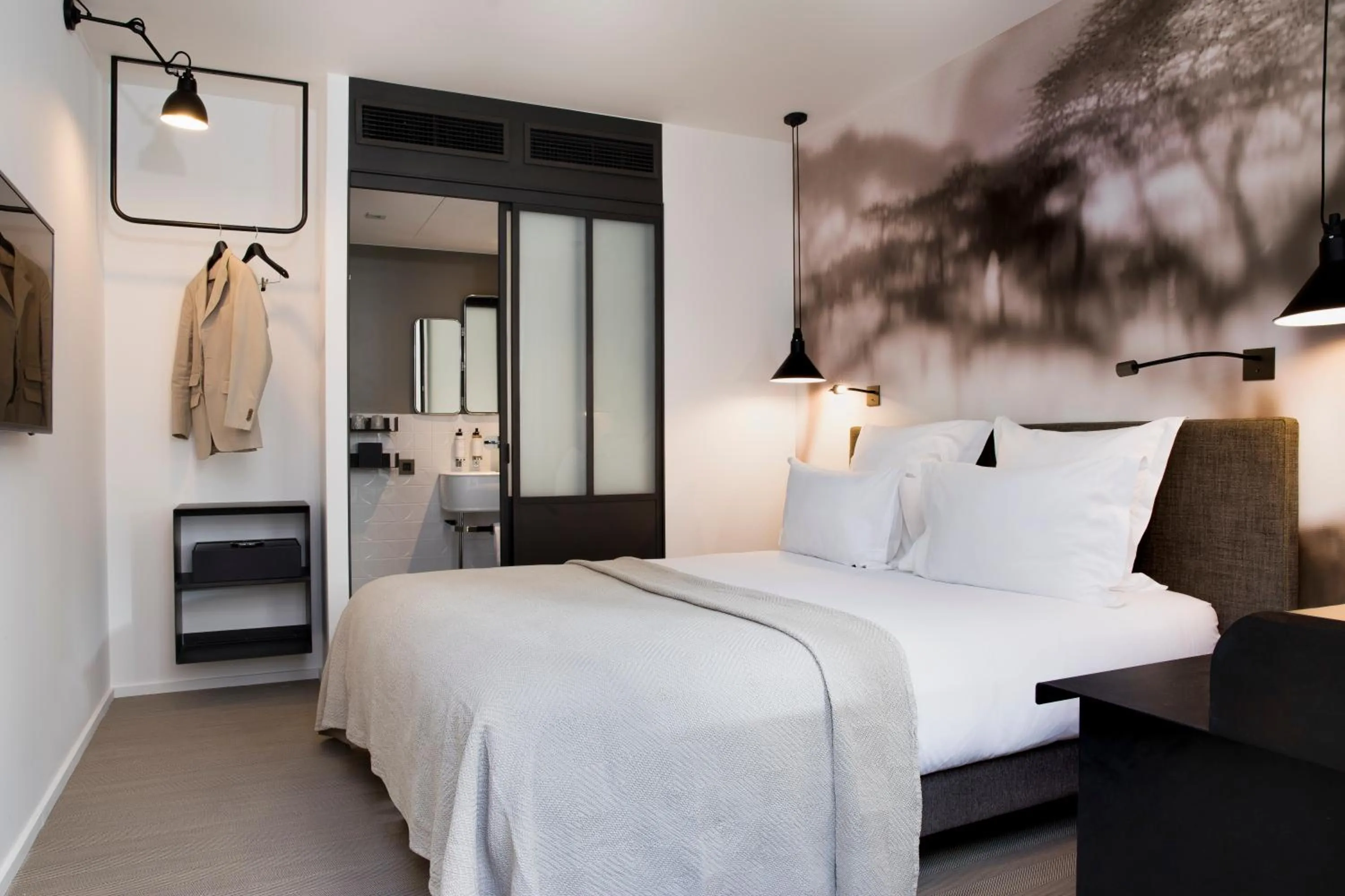 Photo of the whole room, Bed in Hôtel Les Deux Girafes