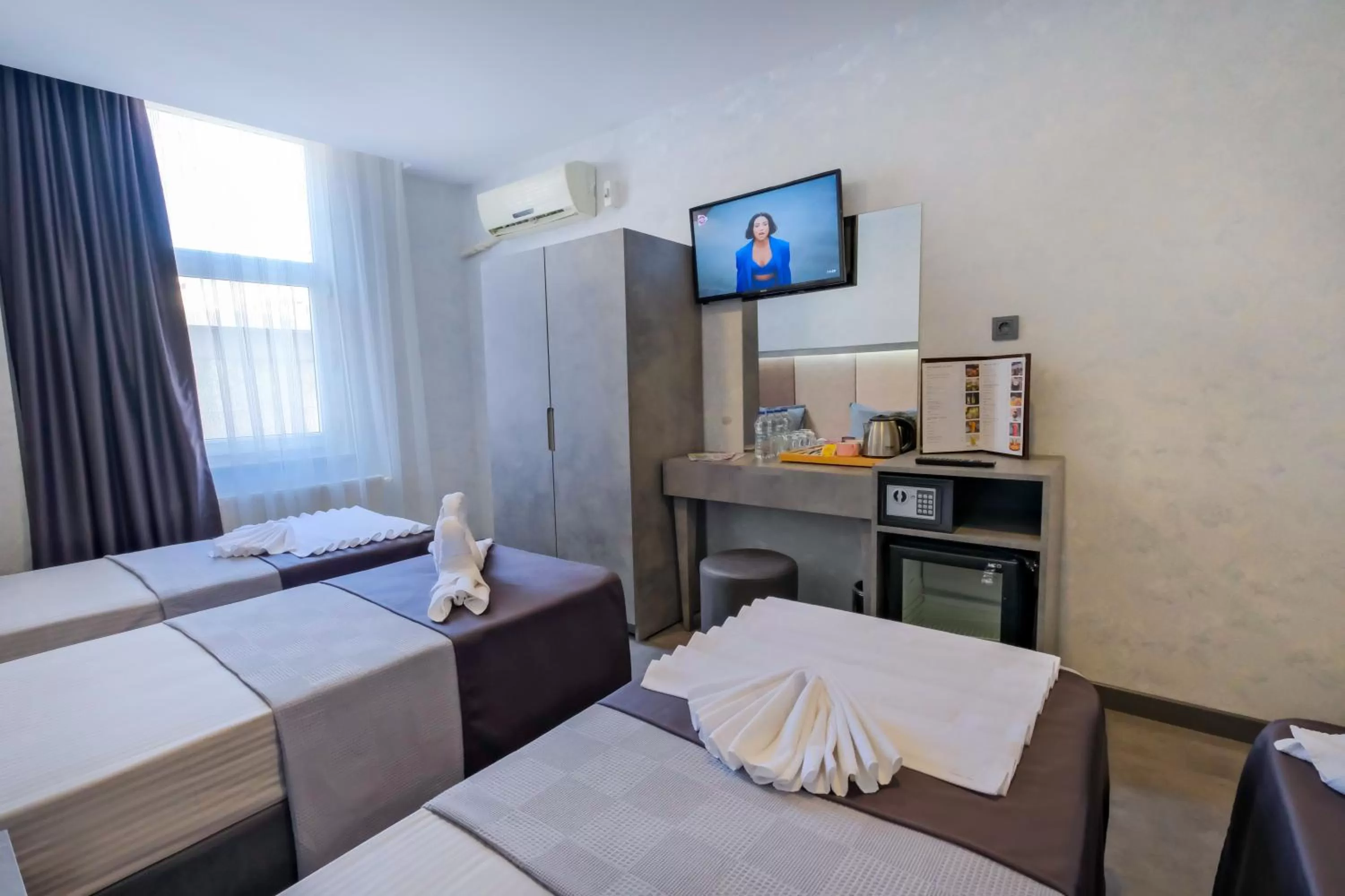 Photo of the whole room, Bed in The Queen Hotel