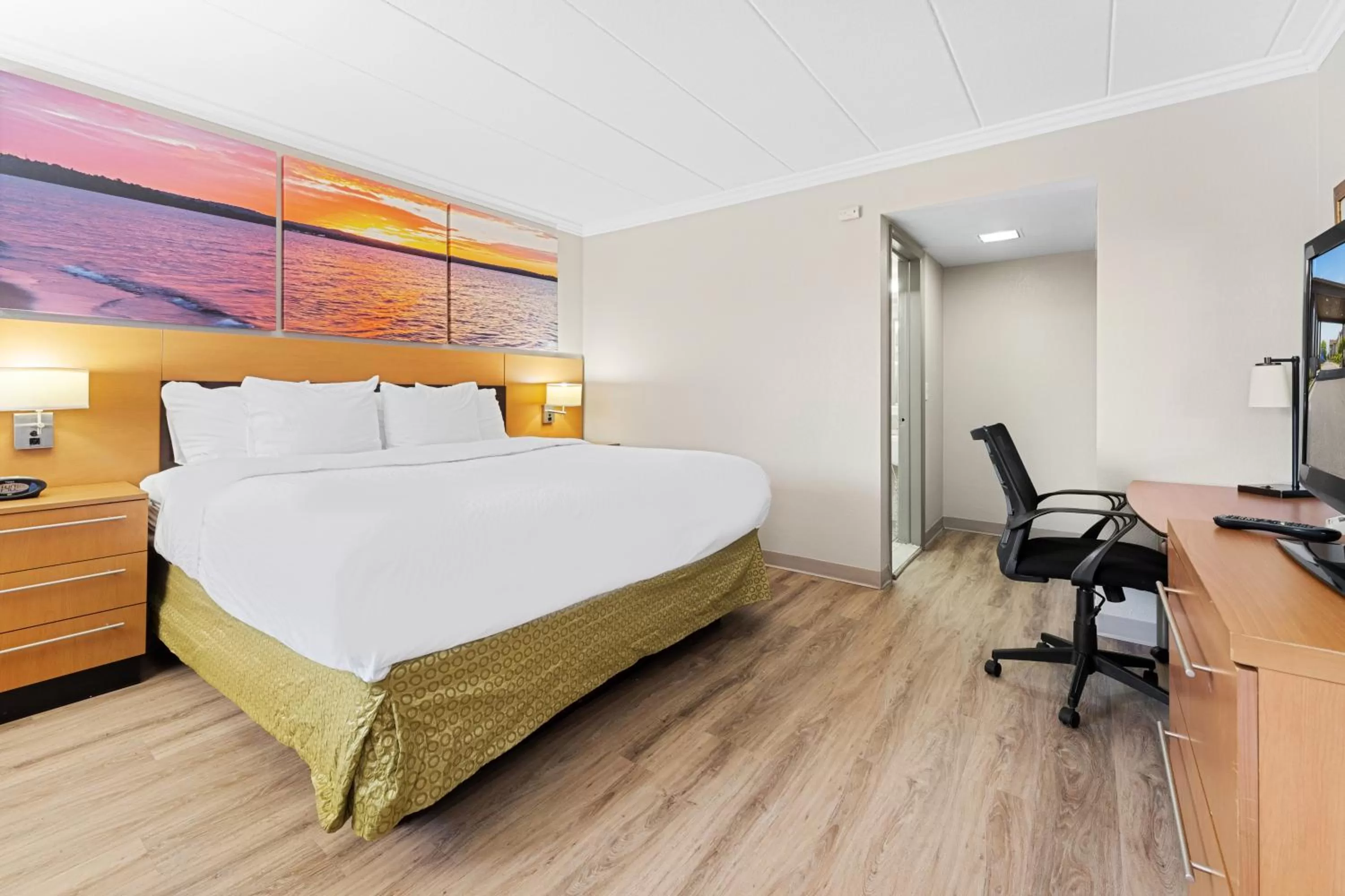 Bed in Days Inn & Suites by Wyndham Roseville/Detroit Area