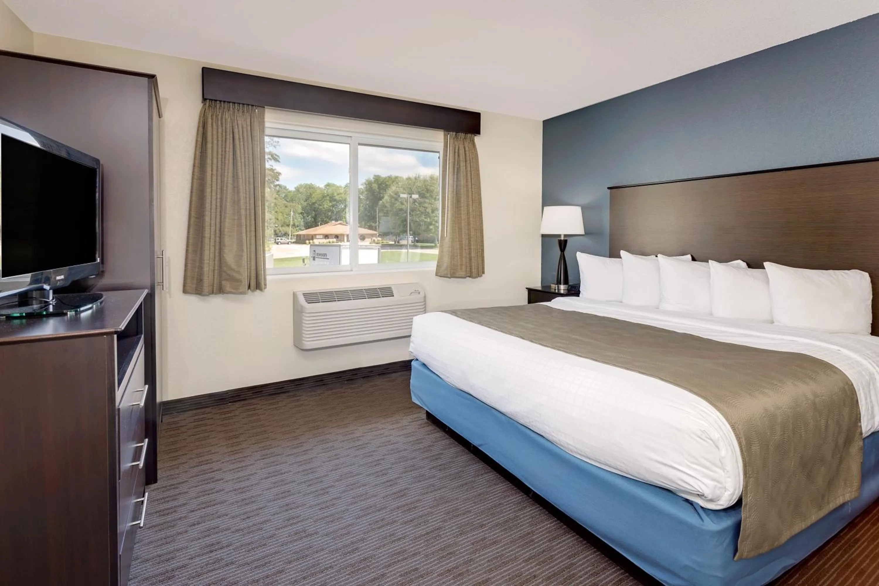 Photo of the whole room, Bed in Baymont by Wyndham Owatonna