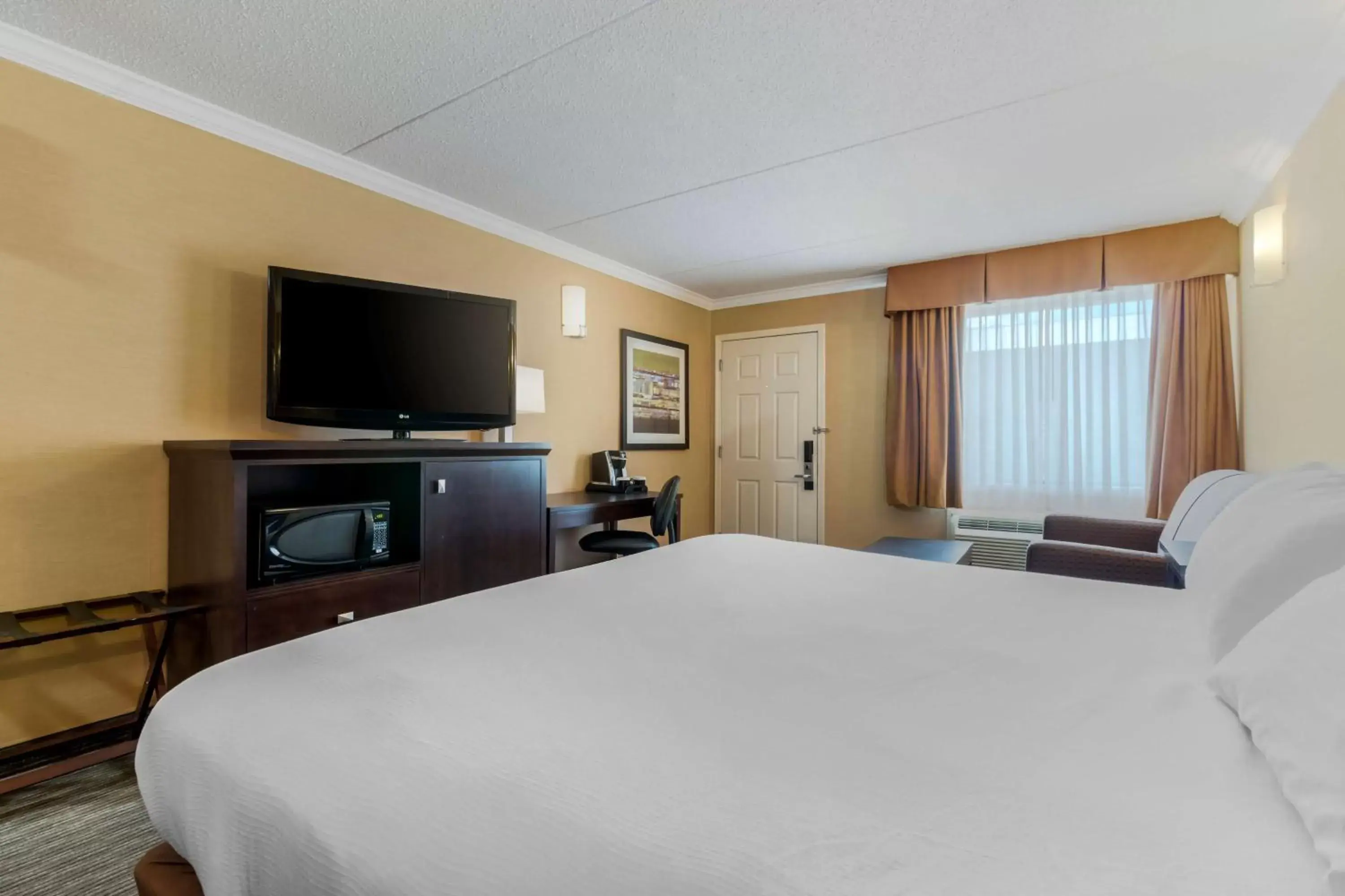 Bedroom, TV/Entertainment Center in Best Western Plus Dryden Hotel and Conference Centre