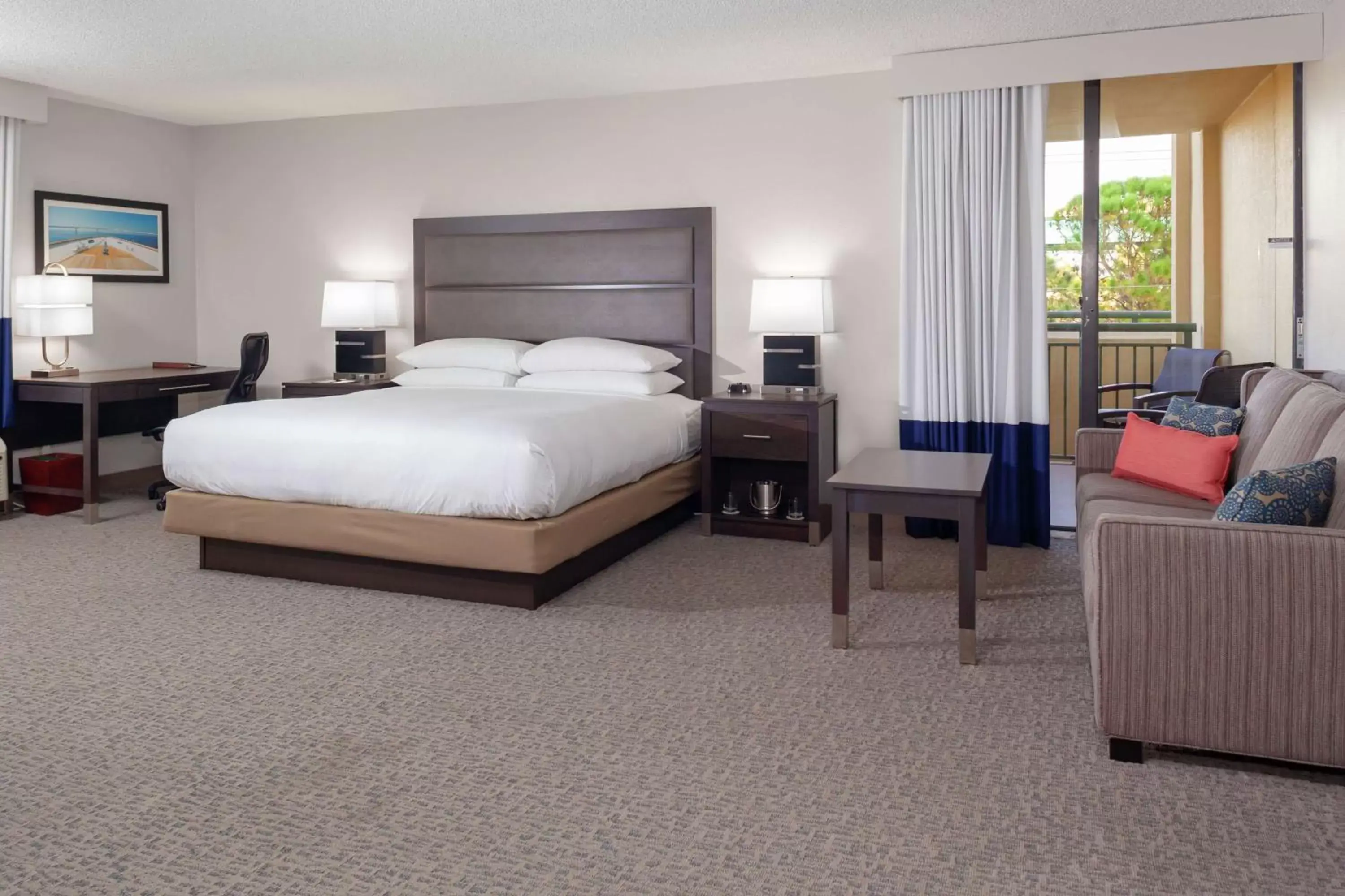 Bedroom, Bed in DoubleTree by Hilton Palm Beach Gardens