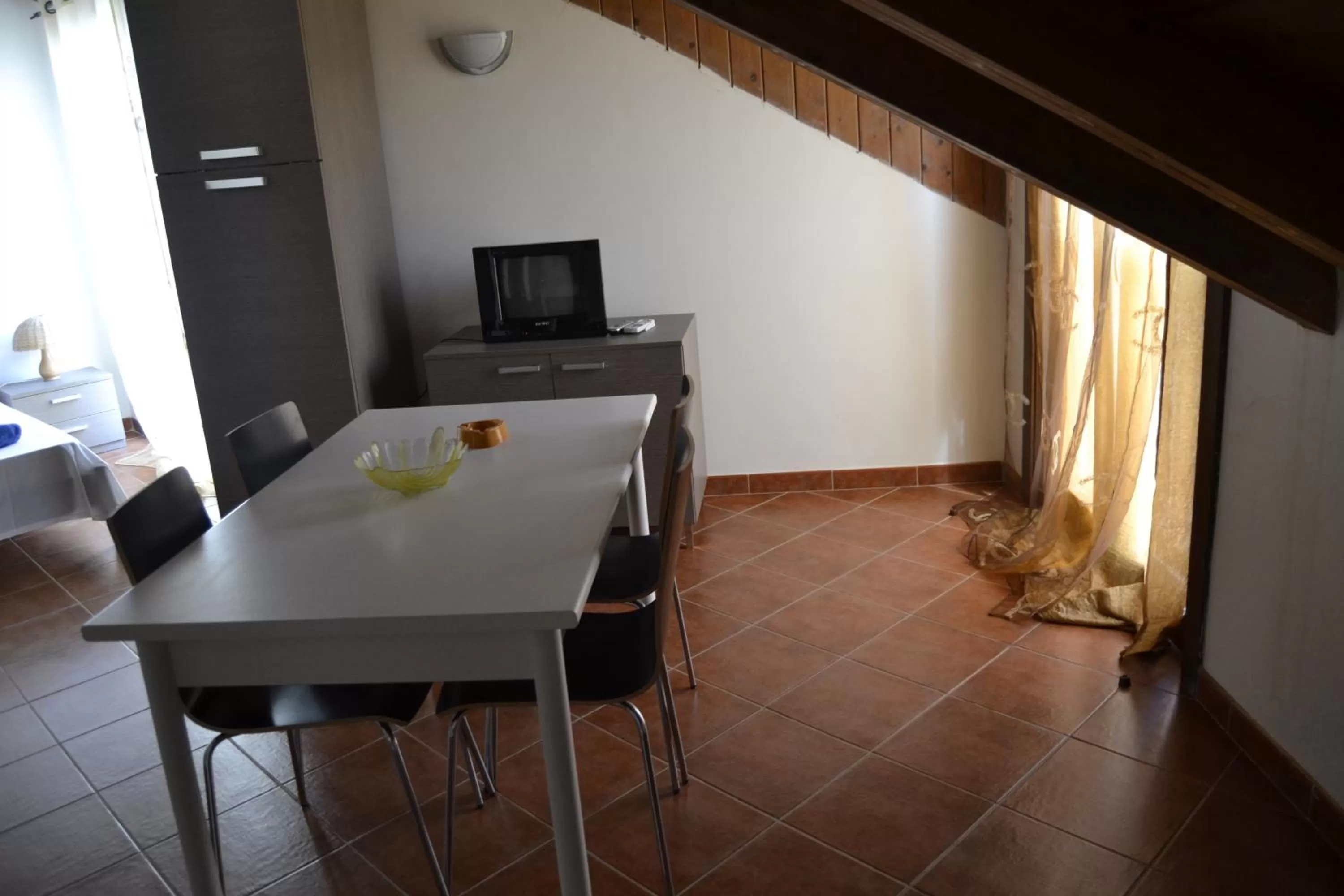Bed, Dining Area in Porto Antigo Hotel BB