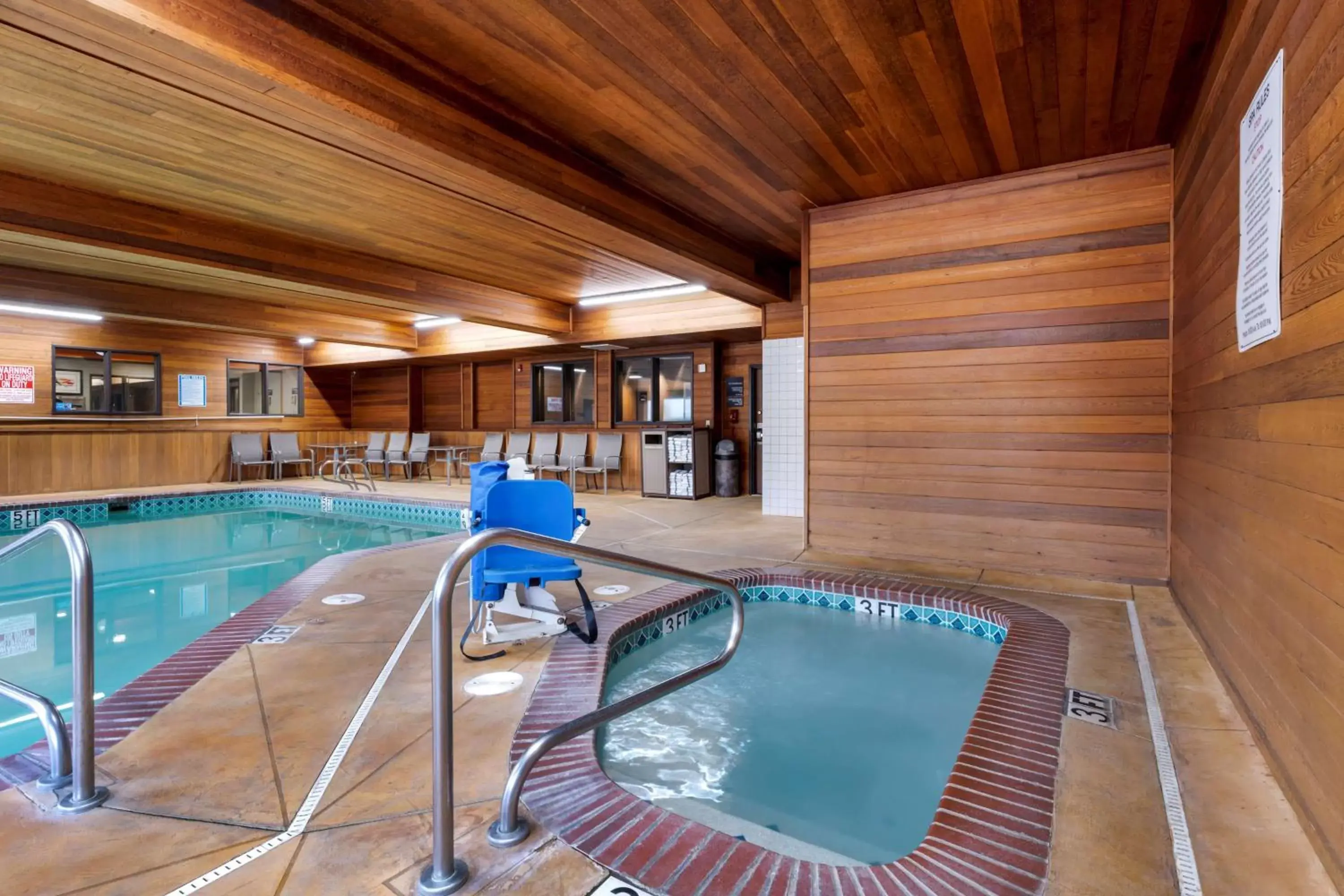 Pool view, Swimming Pool in Best Western Cascade Inn & Suites