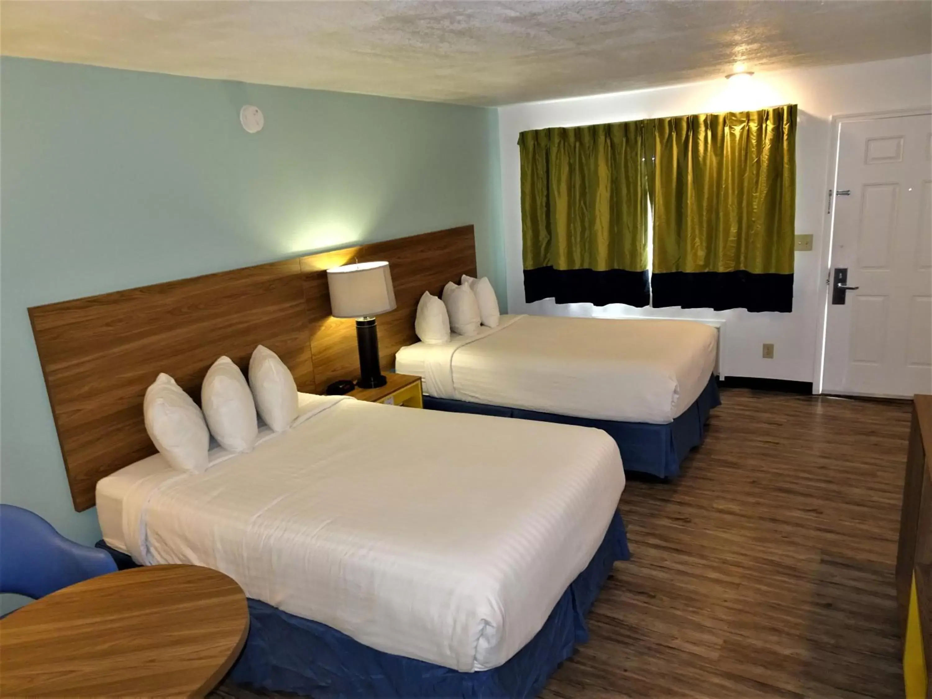 Bedroom, Bed in Days Inn by Wyndham Lake Havasu