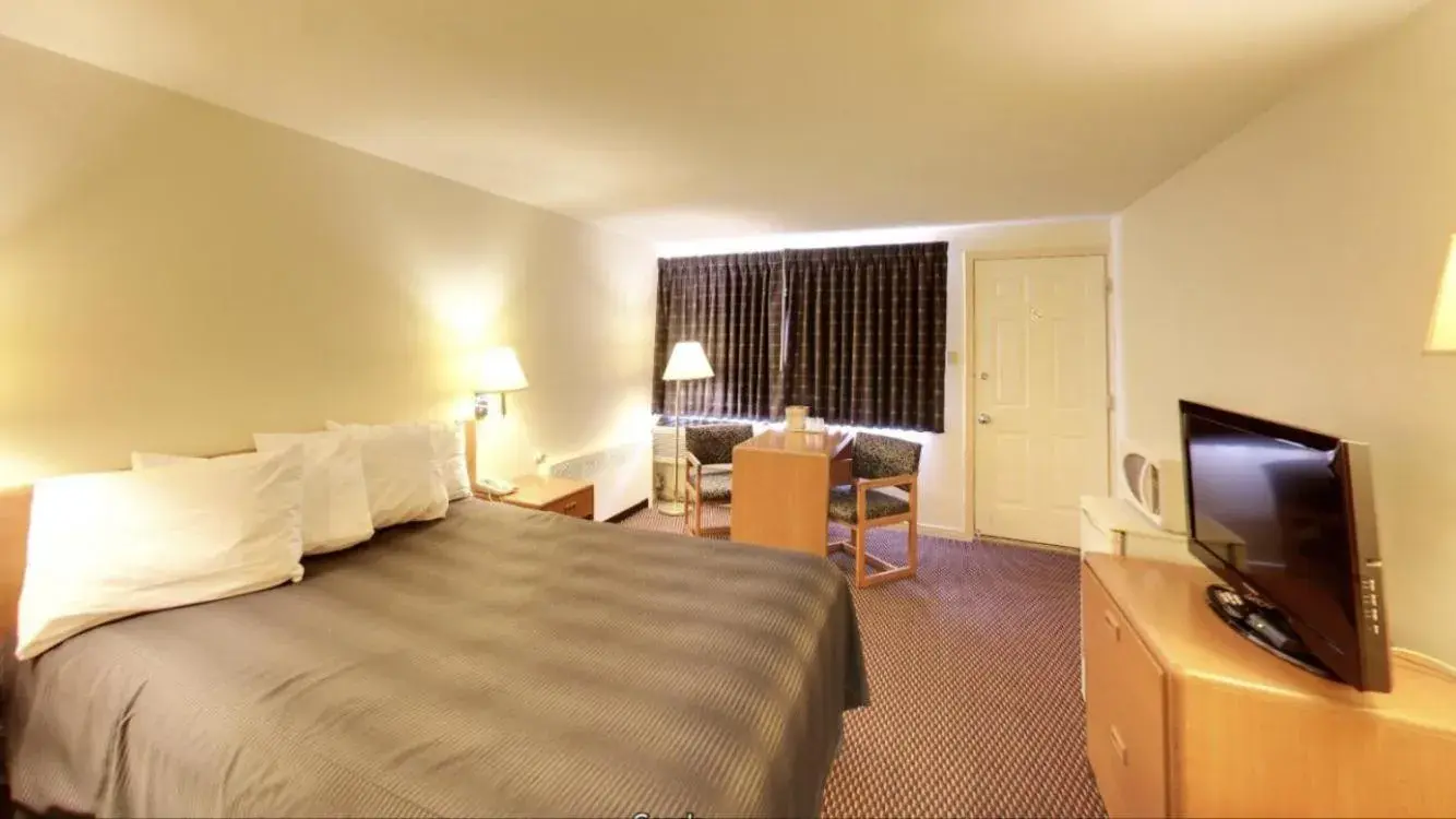 Queen Room - Non-Smoking in Travelers Inn Queen Room - Non-Smoking in Travelers Inn