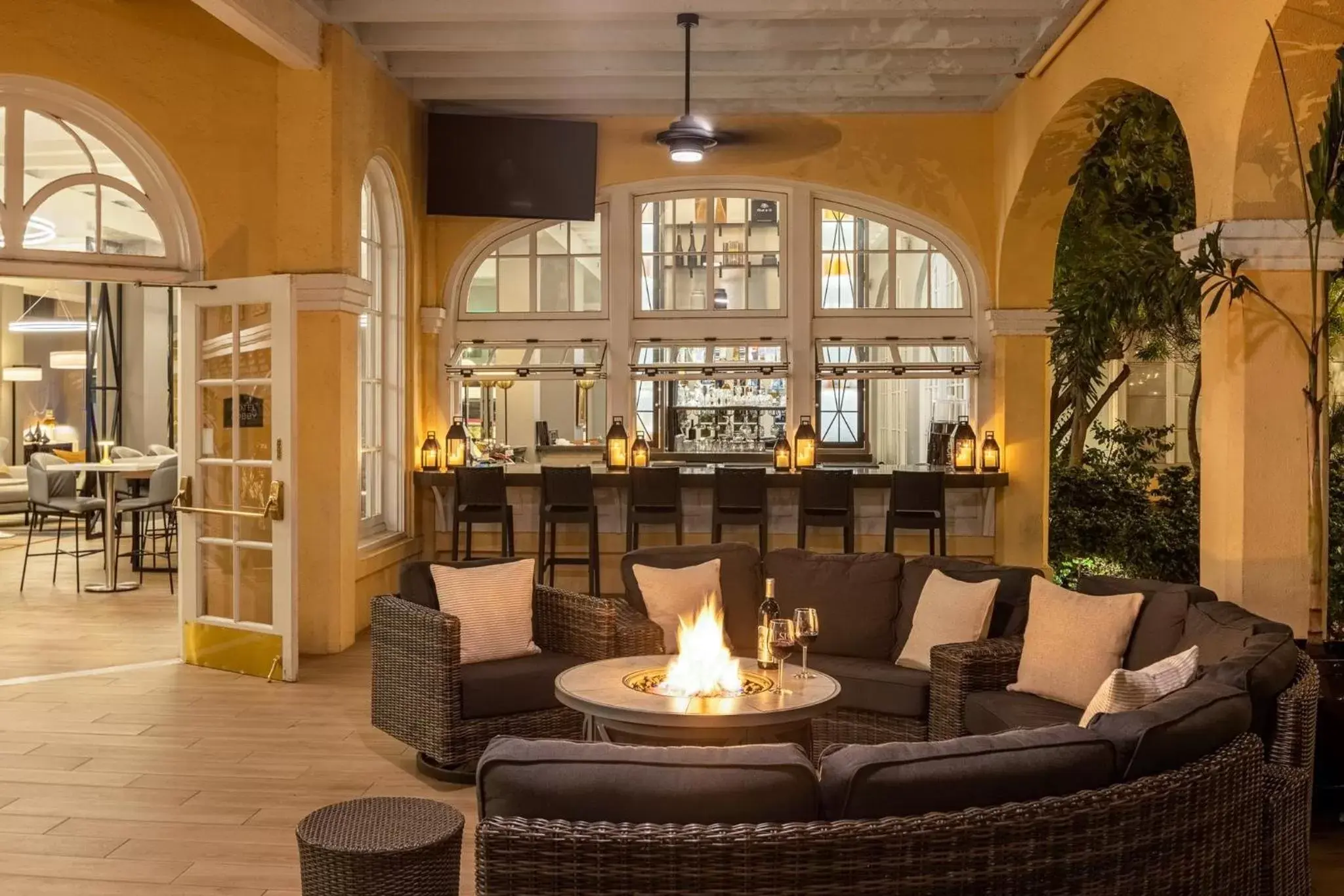 Lounge or bar, Restaurant/Places to Eat in Crowne Plaza Phoenix - Chandler Golf Resort, an IHG Hotel