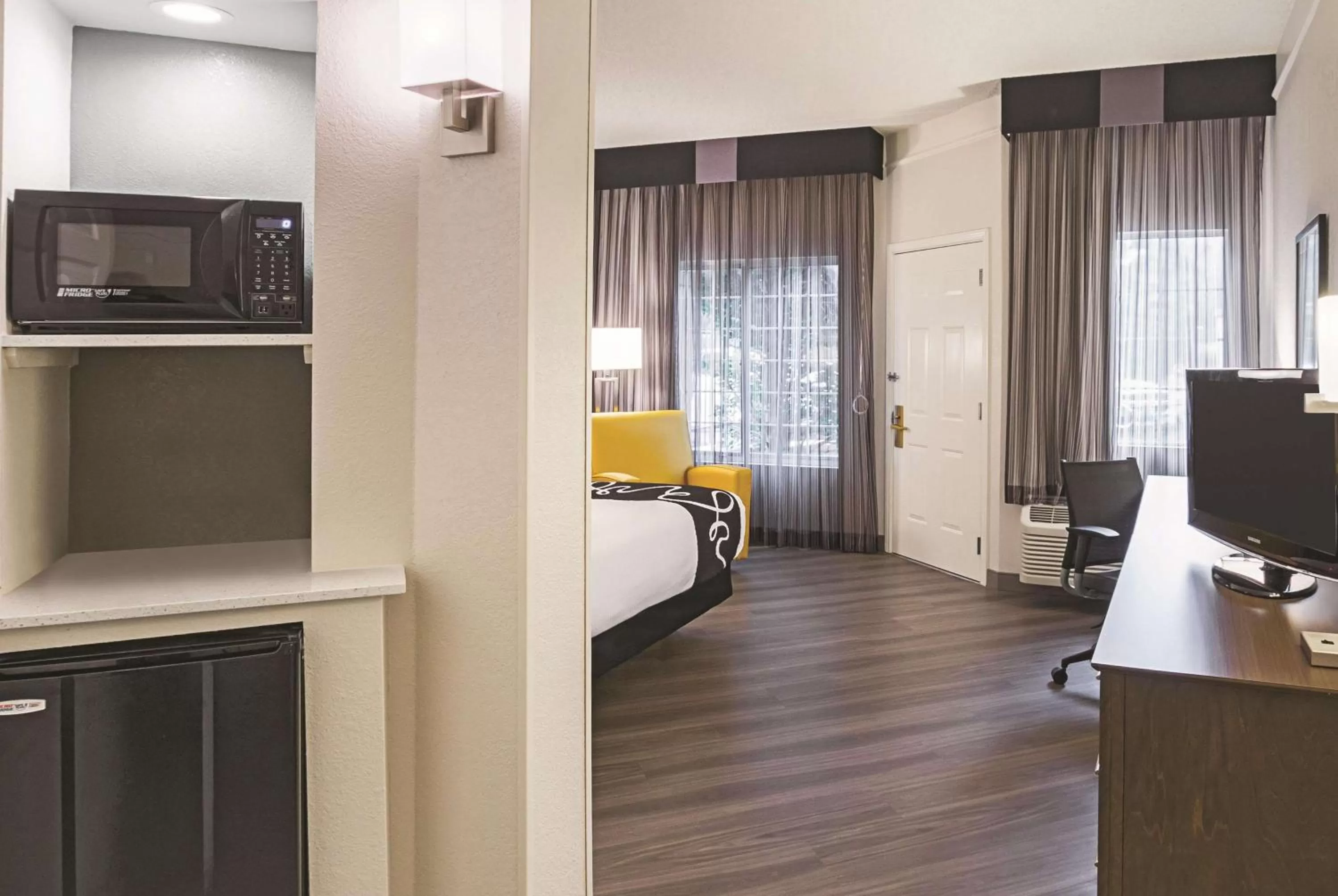 Photo of the whole room, Bed in La Quinta by Wyndham Fort Worth North