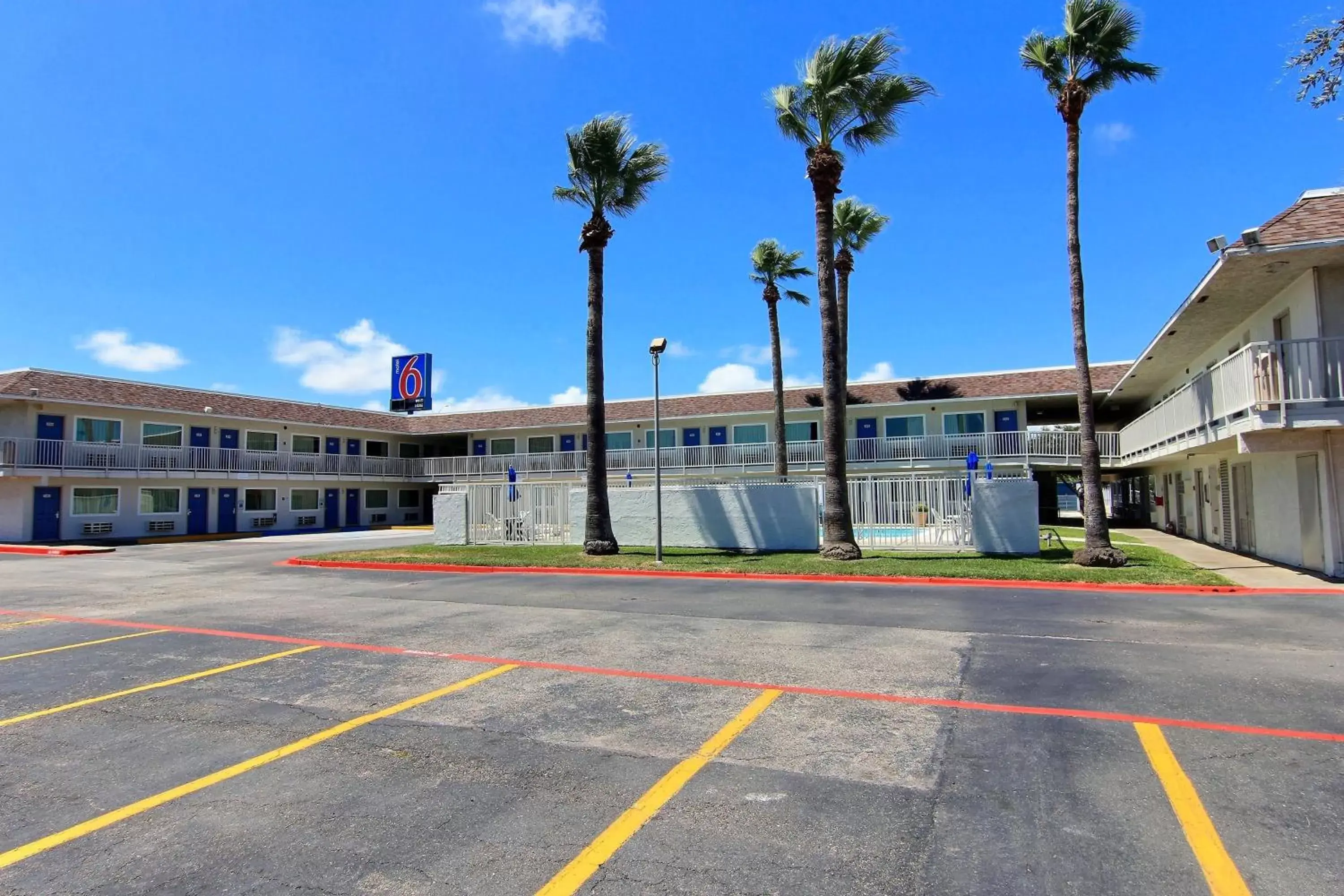 Facade/entrance, Property Building in Motel 6-Corpus Christi, TX - East - North Padre Island