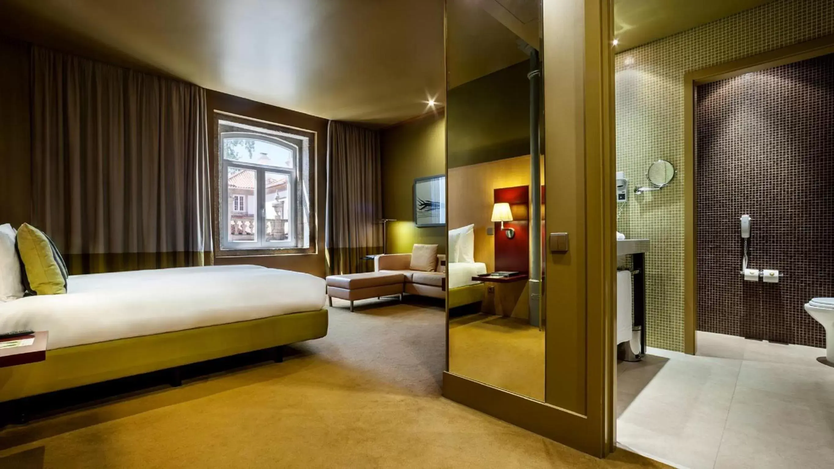 Bathroom, Bed in Pestana Palacio do Freixo, Pousada & National Monument - The Leading Hotels of the World