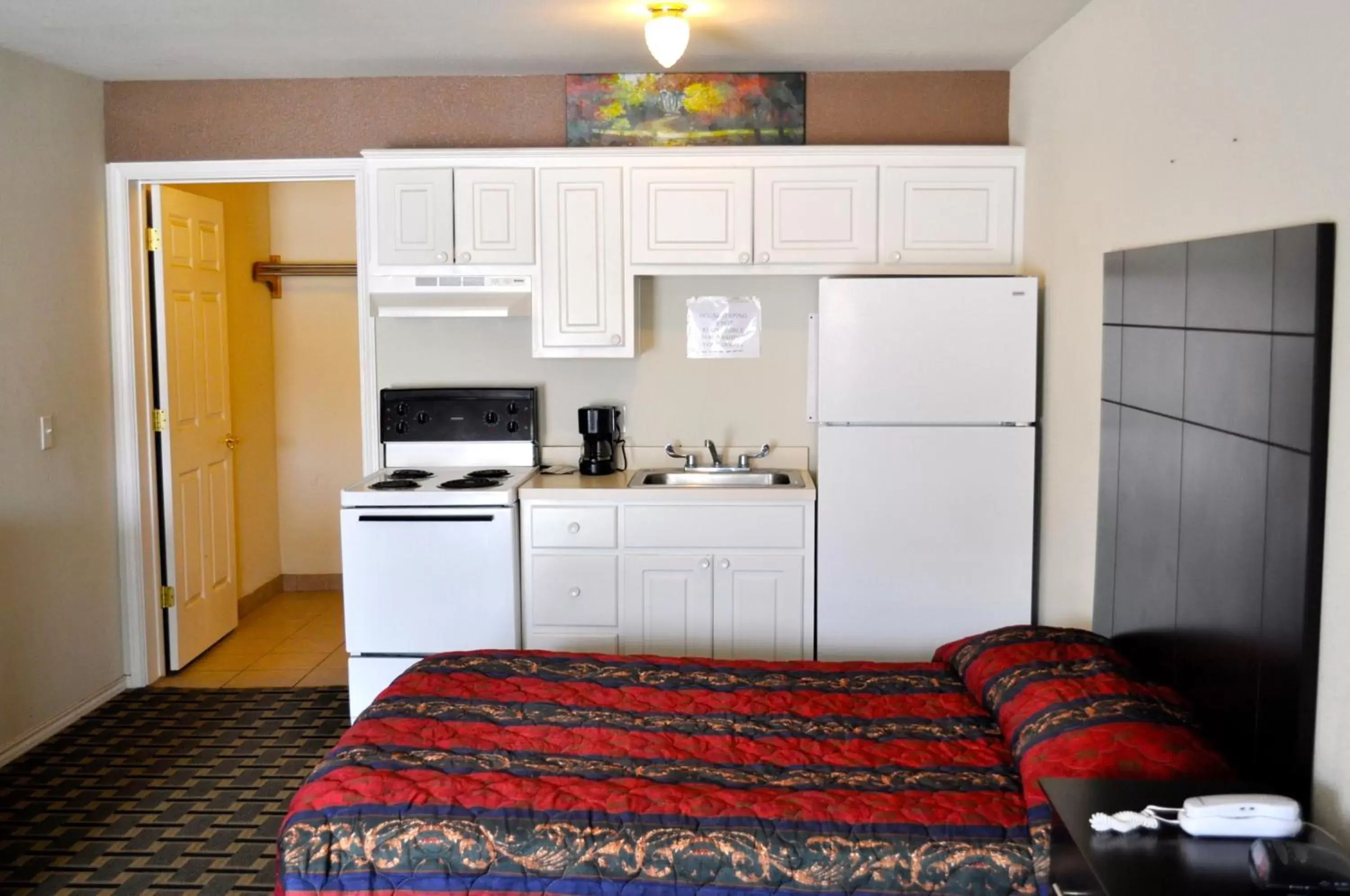 Kitchen/Kitchenette in Andrews Motor Inn