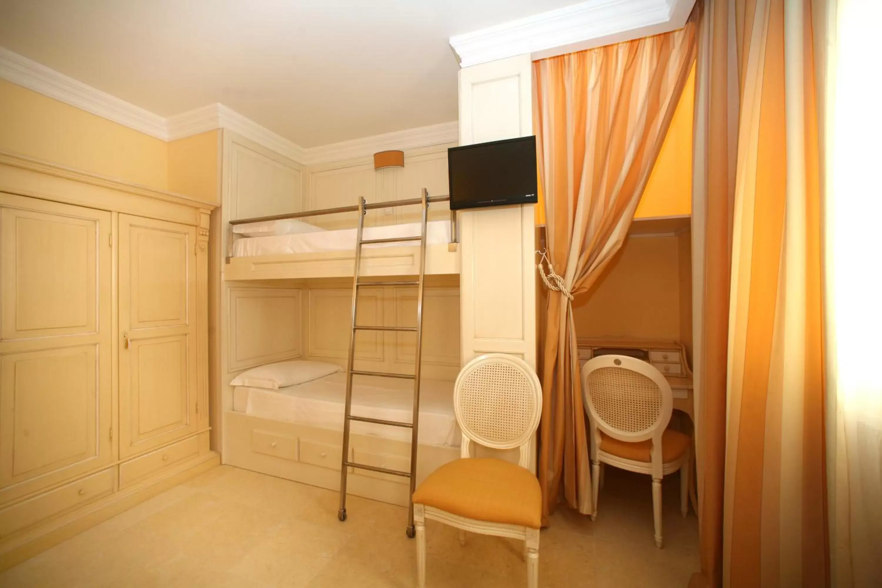 bunk bed, Bed in Palace Hotel Vieste bunk bed, Bed in Palace Hotel Vieste